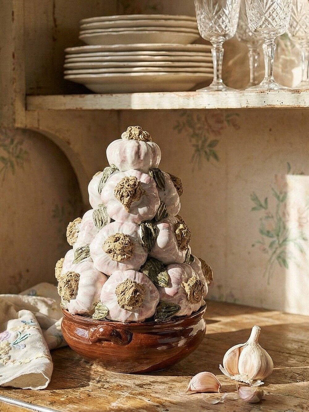 Vintage trompe-l’œil garlic pyramid in glazed ceramic from Manises, Spain.