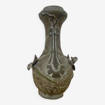 Vase ancien couleur pierre, lourd très stable, motifs végétaux et géométriques