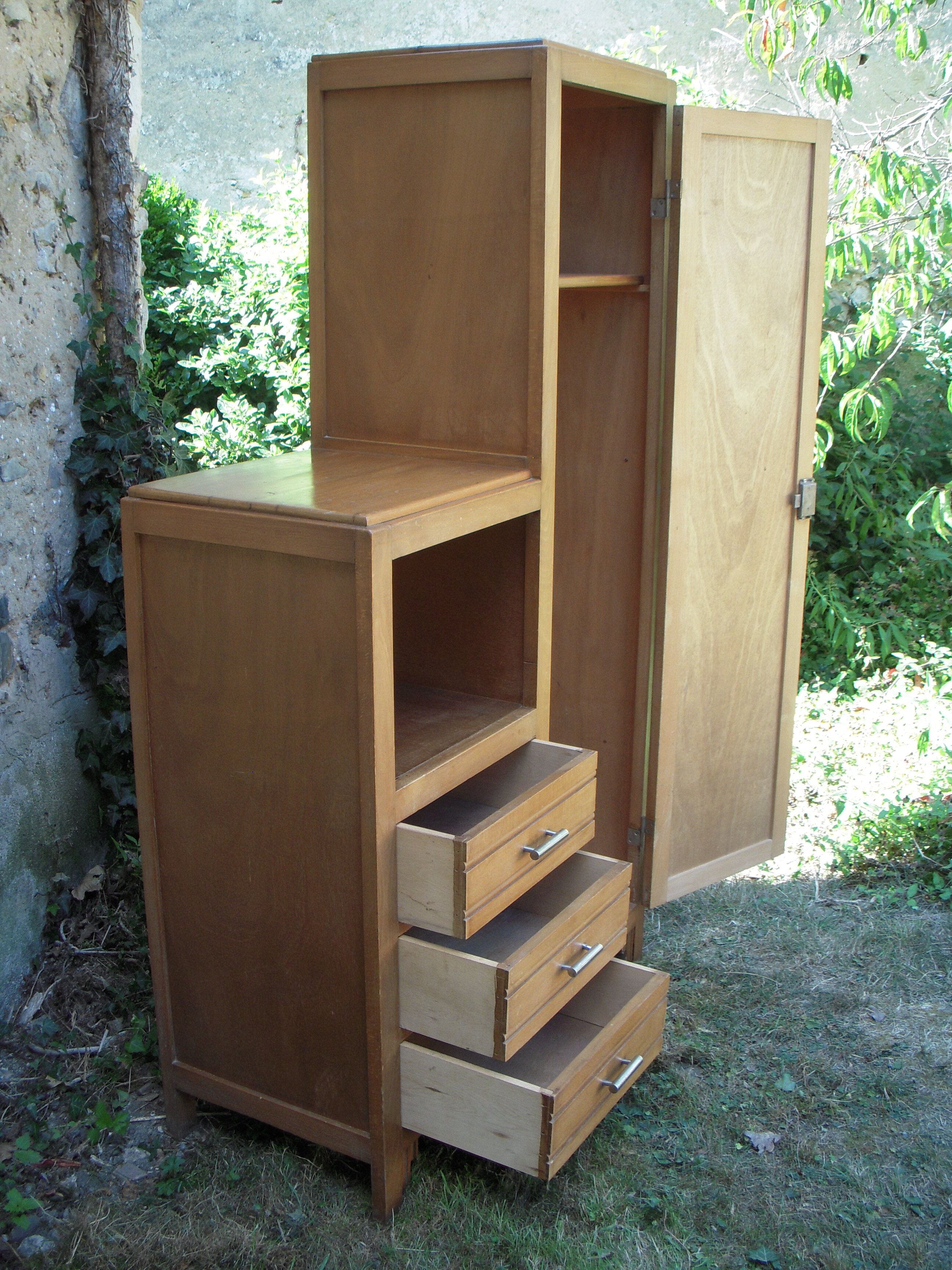 Asymmetric cabinet