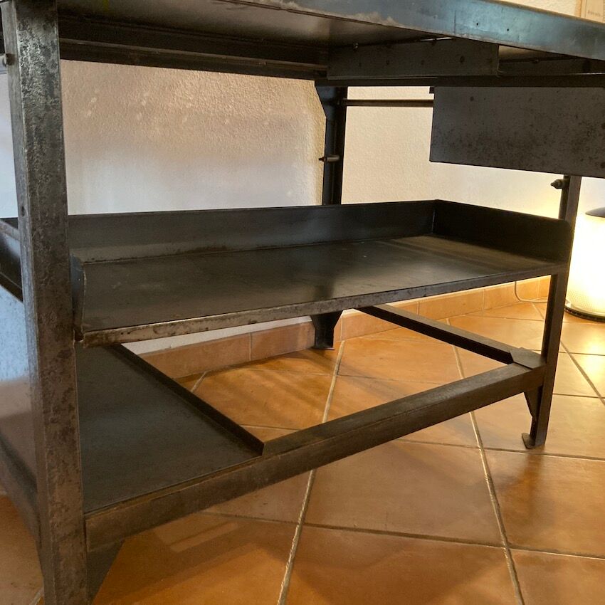 Former postal sorting table La Poste PTT 70