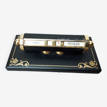 Perpetual calendar in leather and gold metal