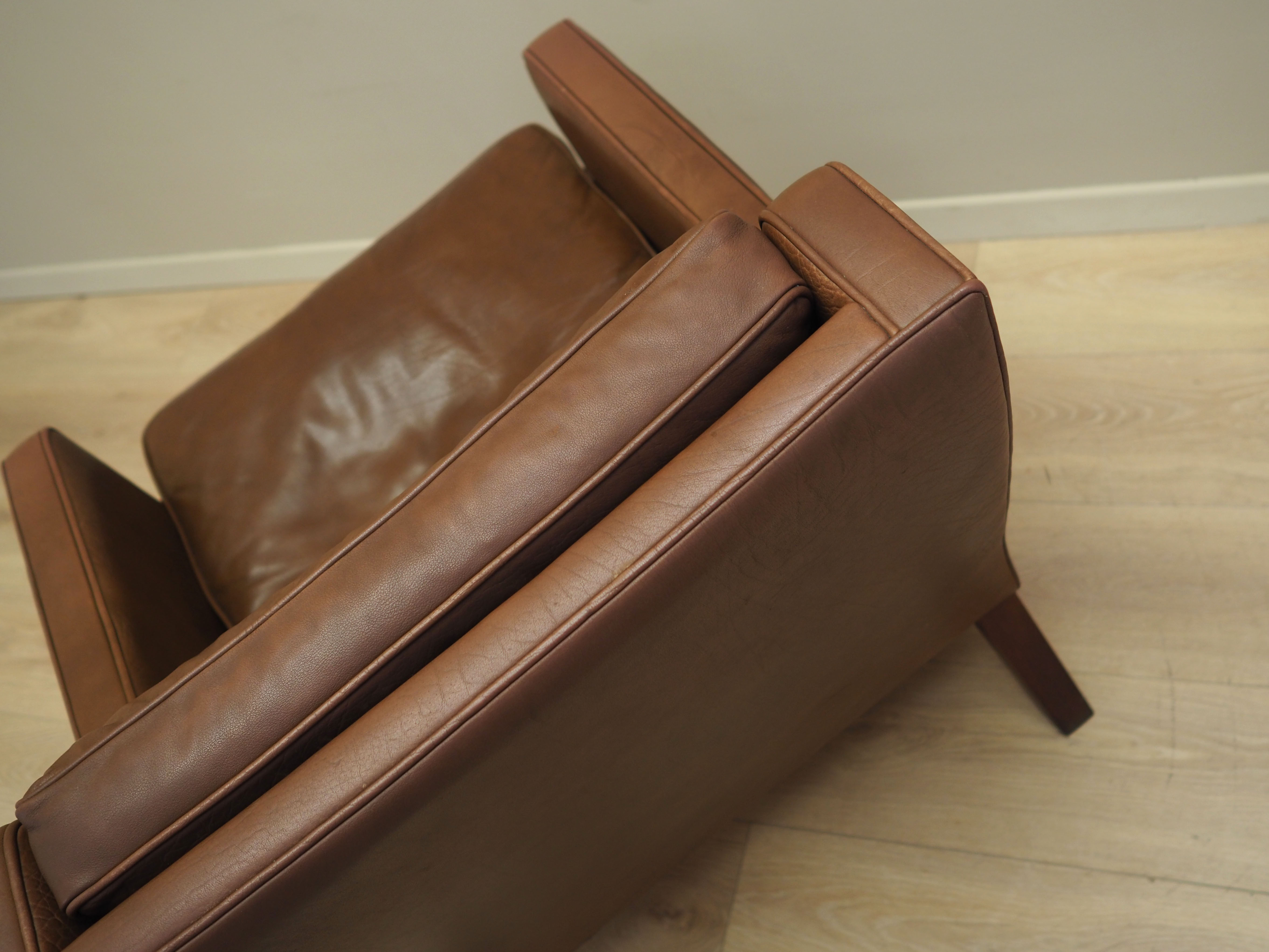 Fauteuil en cuir marron, design danois, années 1960, production: Danemark