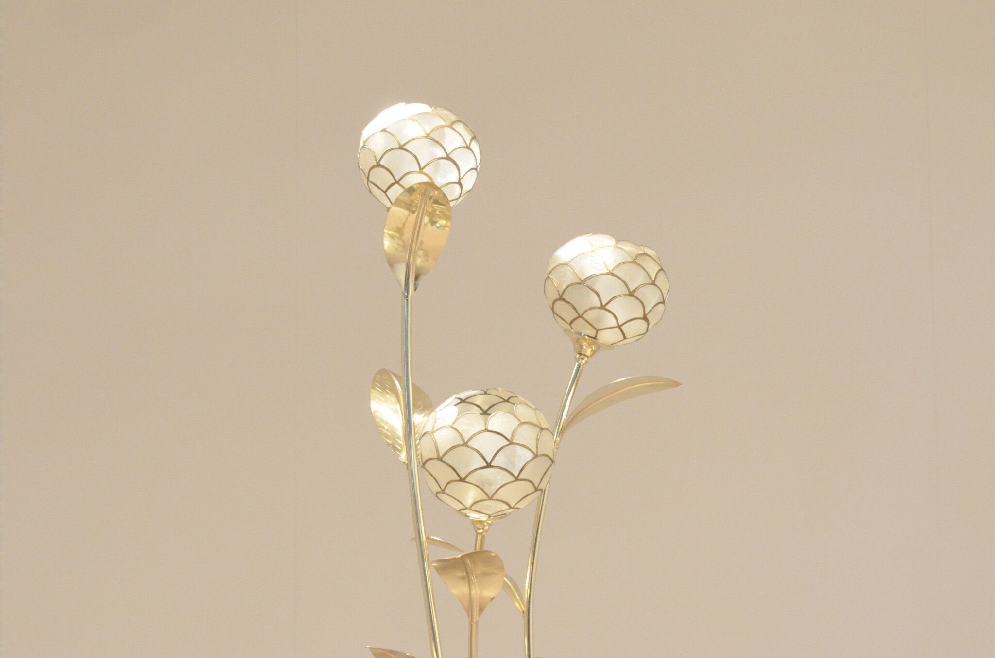 Lampadaire floral laiton & nacre 1970s
