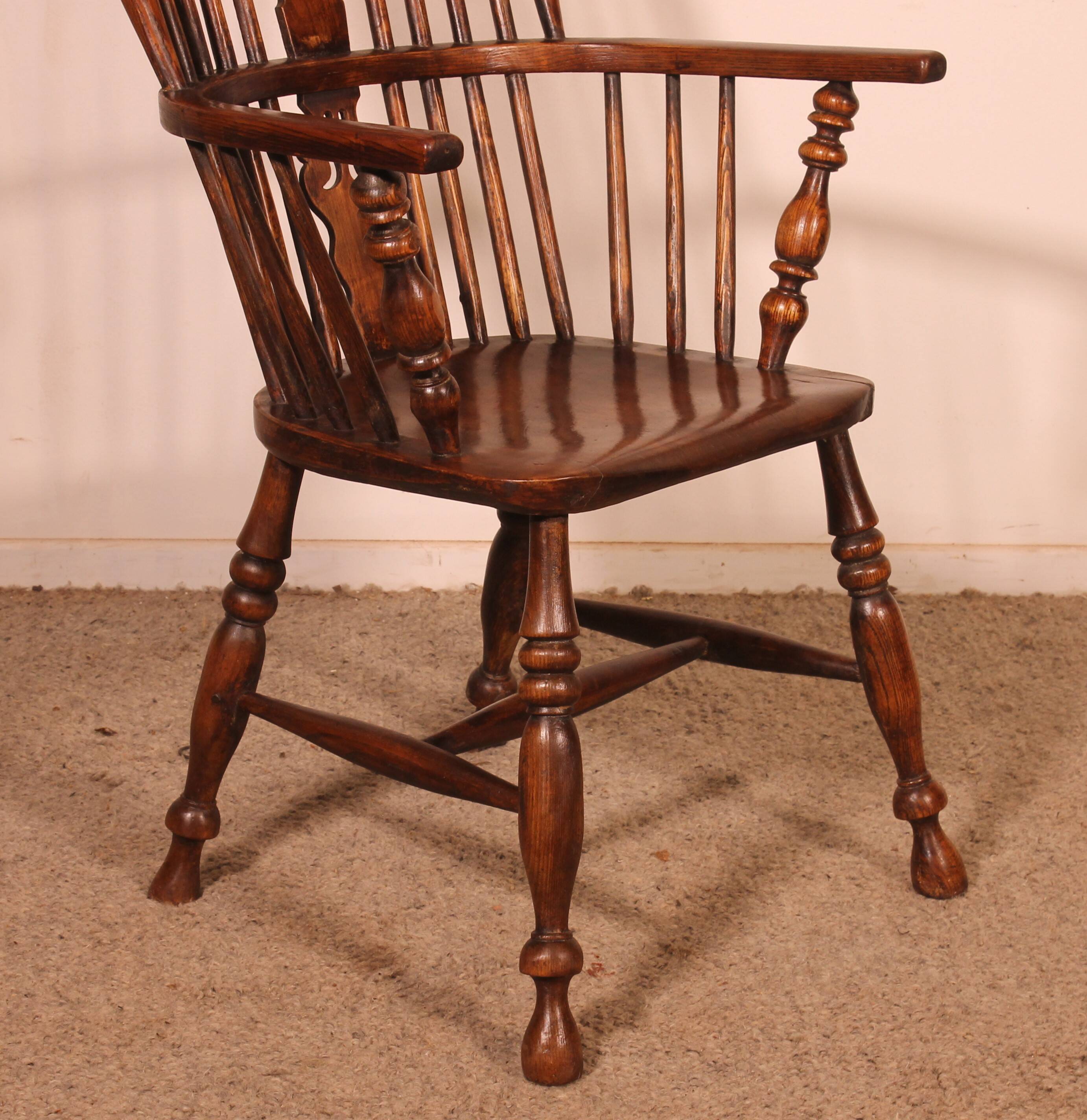Windsor armchair in ash and elm from the early 19th century