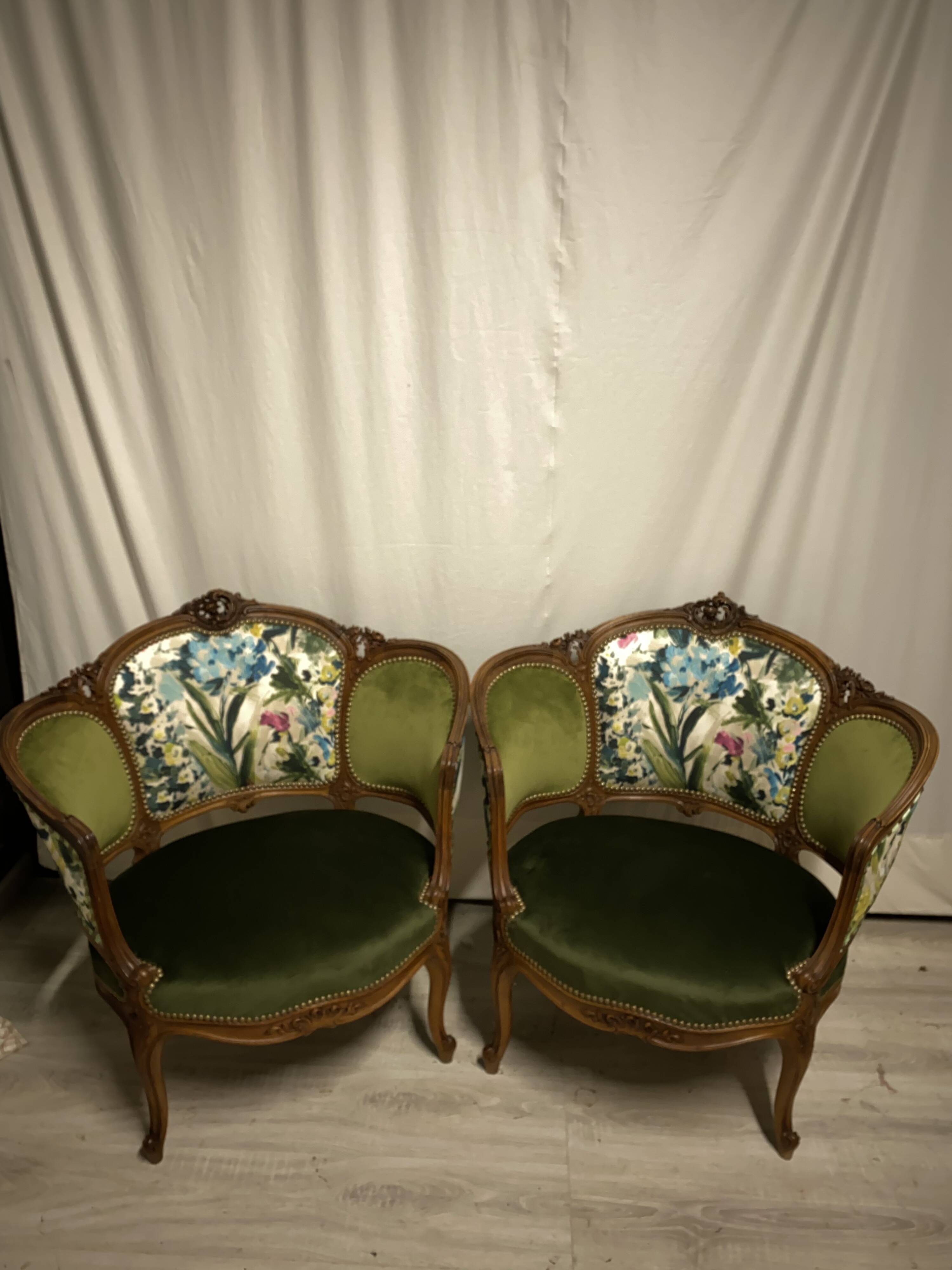 Paire de fauteuils en bois sculpté, XXème s.