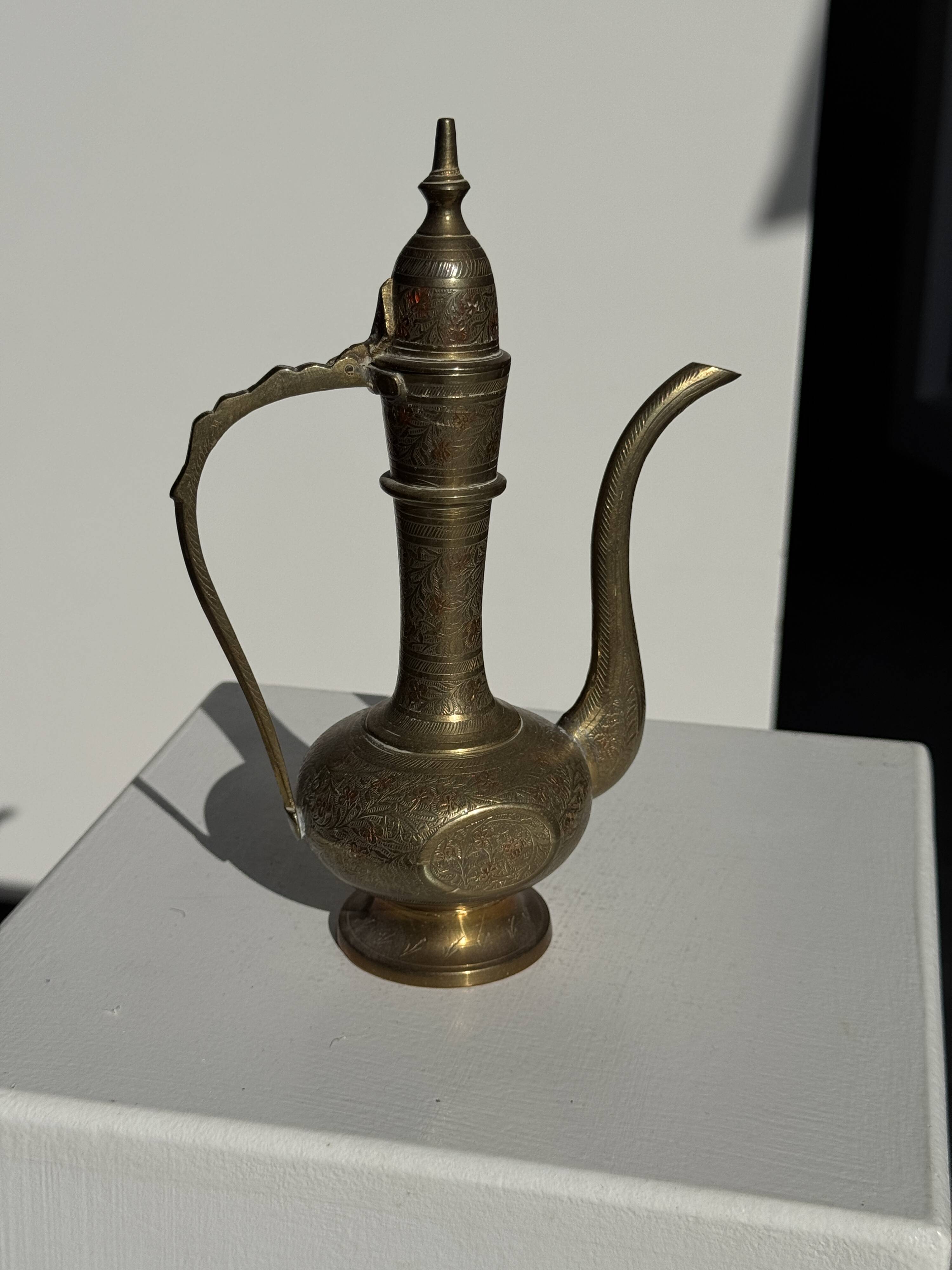 Verseuse gravée orientale en laiton doré H22