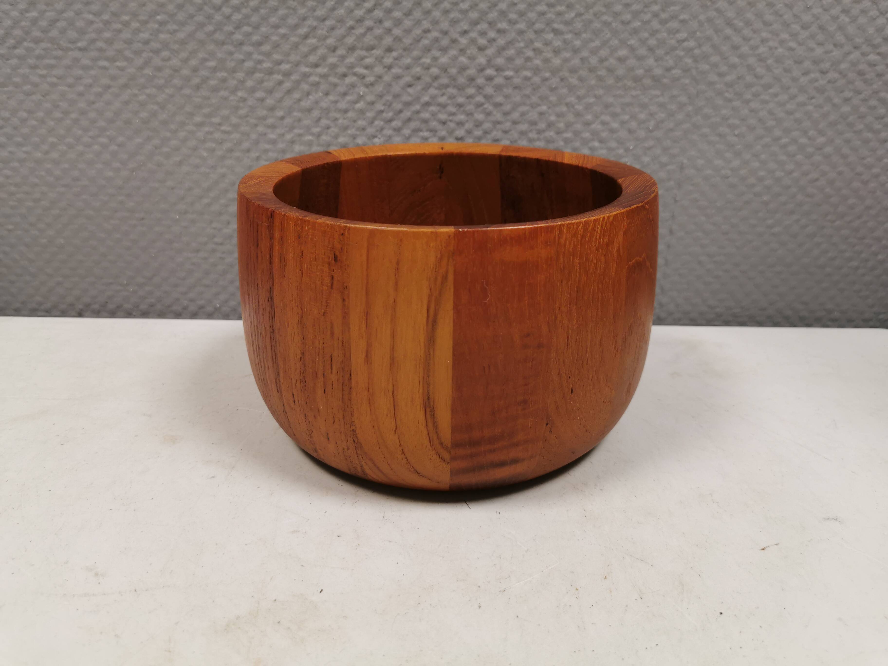 Beautiful large teak bowl from the 1970s by Nissen Denmark