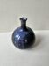 Vase Boule soliflore bleu en céramique émaillée signé (Signature à identifier)