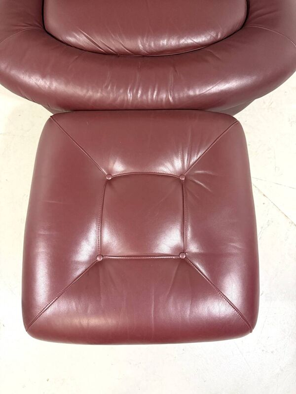 Fauteuil et repose-pieds en cuir bourgogne français de style futuriste des années 1970.