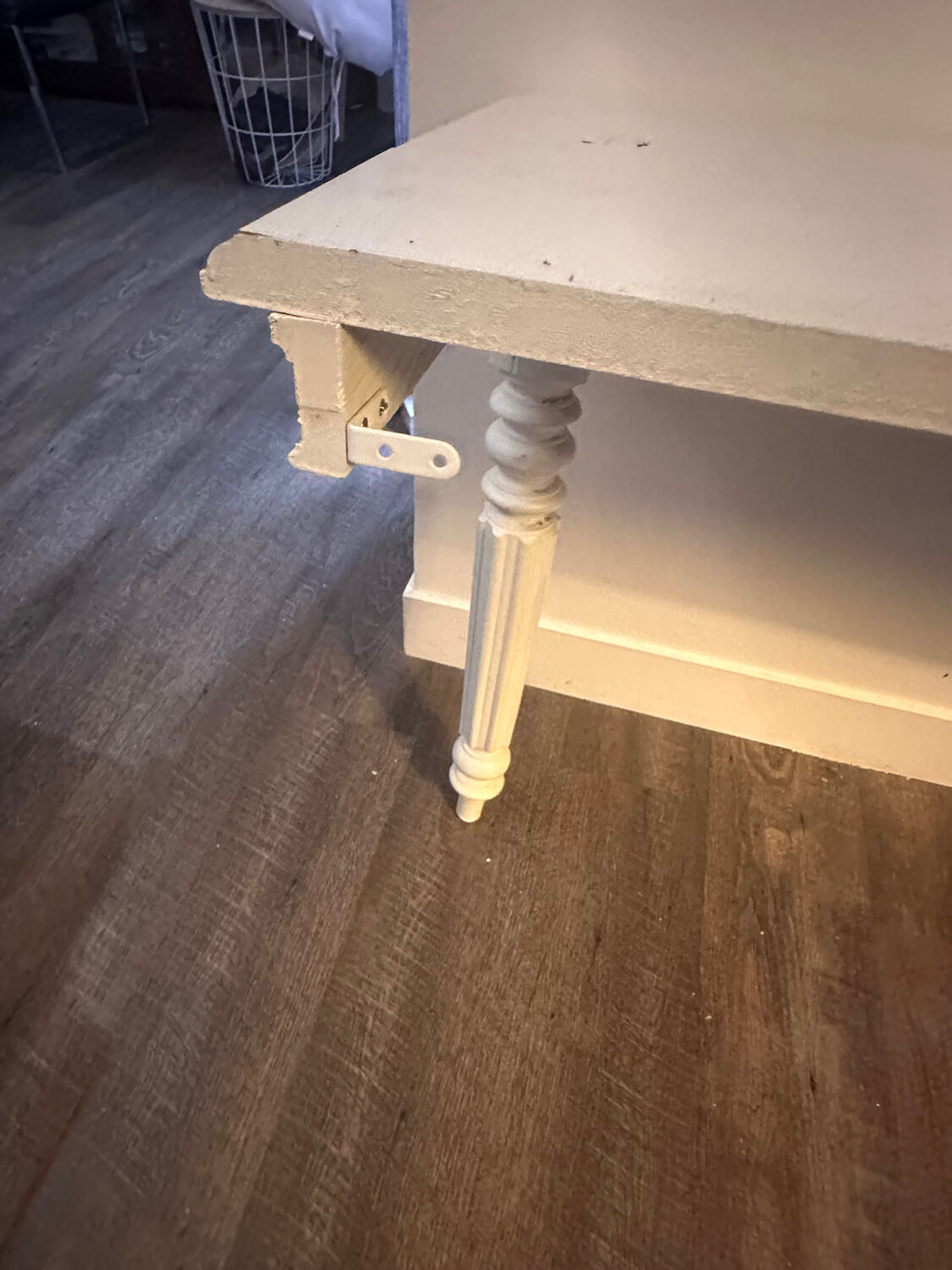 Vintage console in weathered white wood – Chic country style, tapered legs.