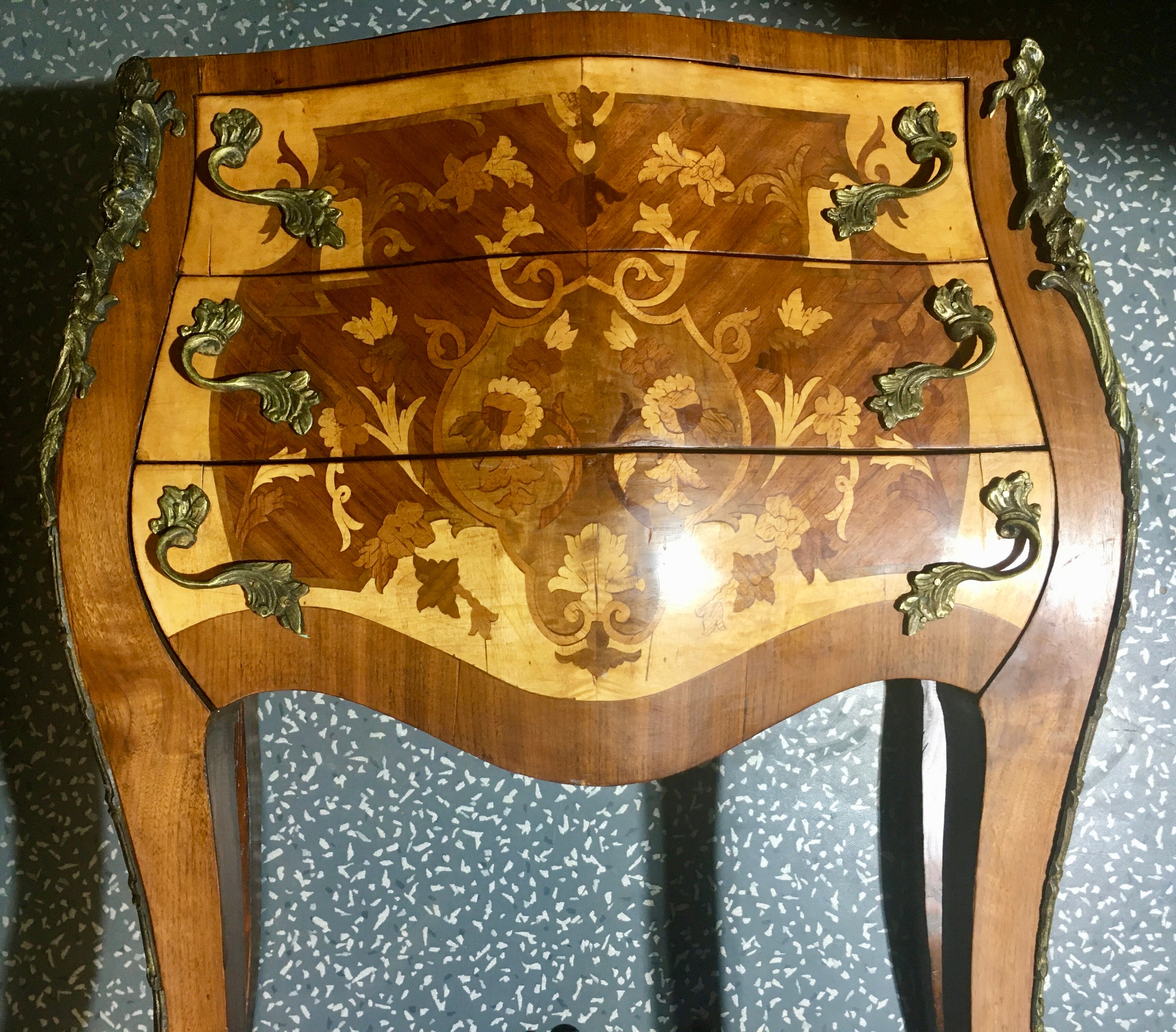 Curved commodus, tomb, Louis XV style, in marquetry, 3 drawers