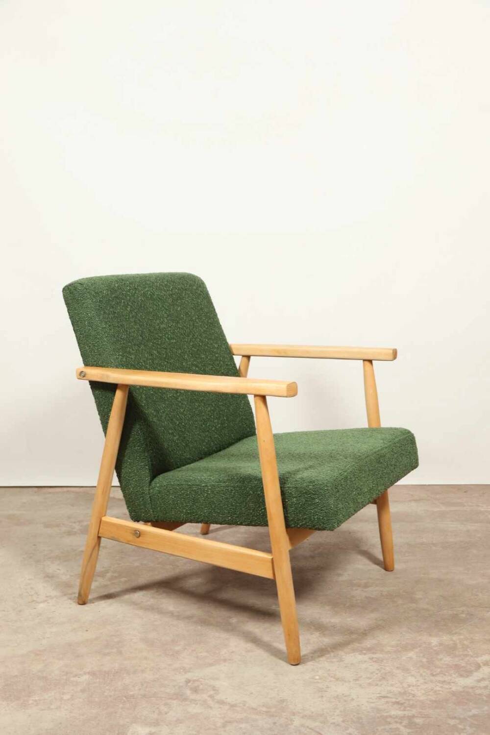 Fauteuil vintage Boucle verte bois naturel après rénovation