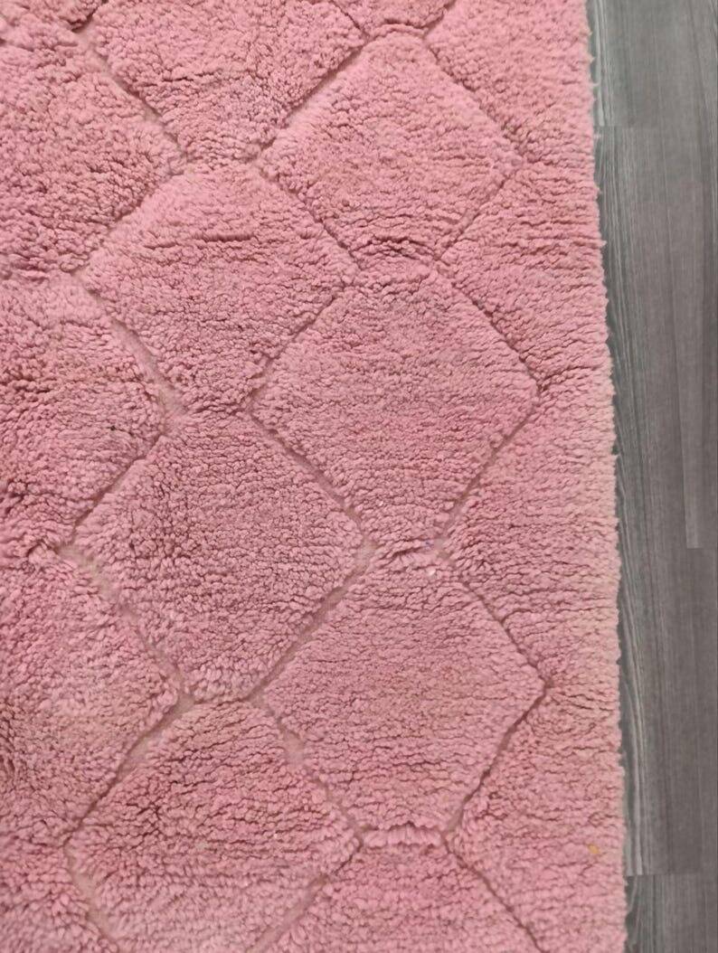 Handwoven natural wool rug, traditional pink, size 1.5/2.5 m.