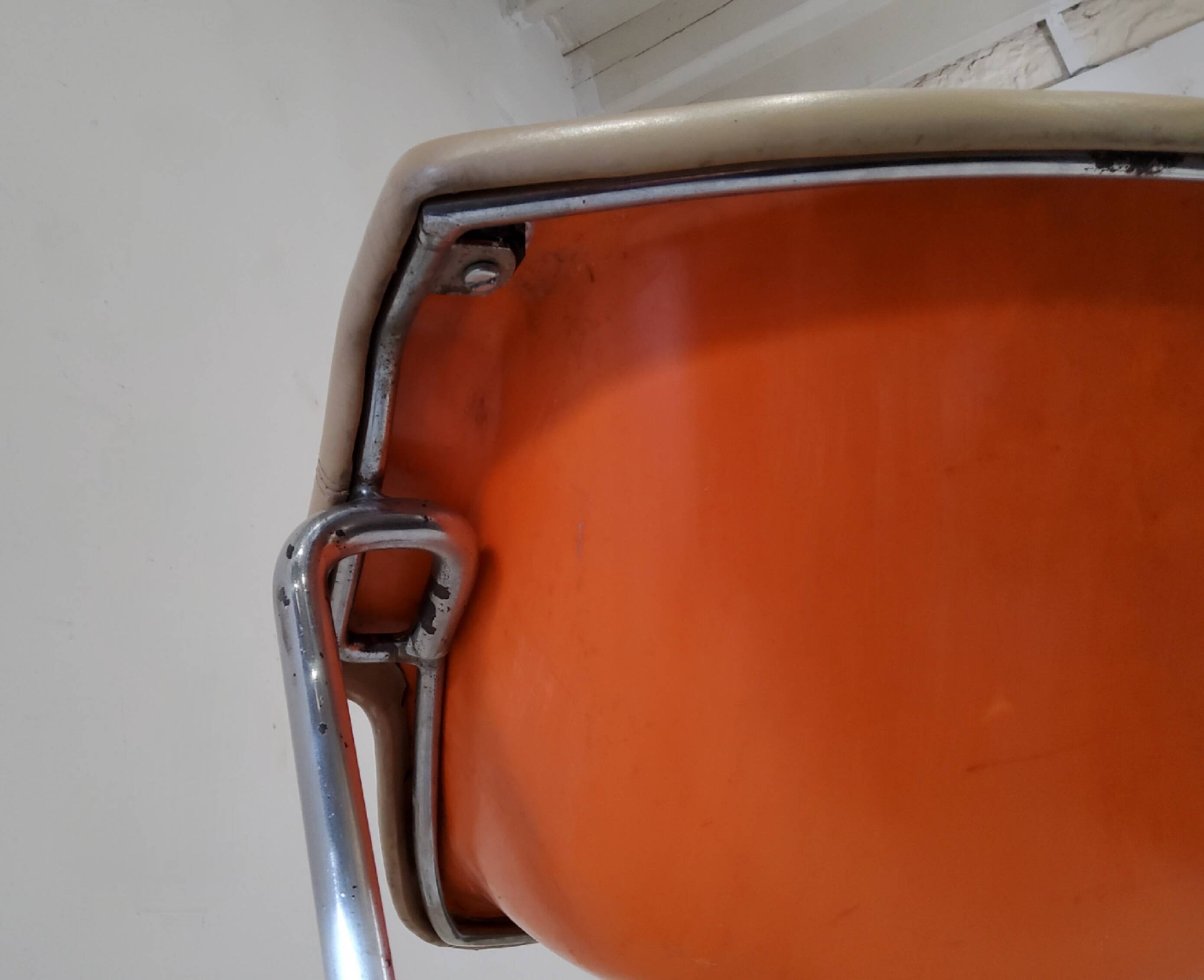"Pussycat" chair design by Kwok Hoi Chan in leather