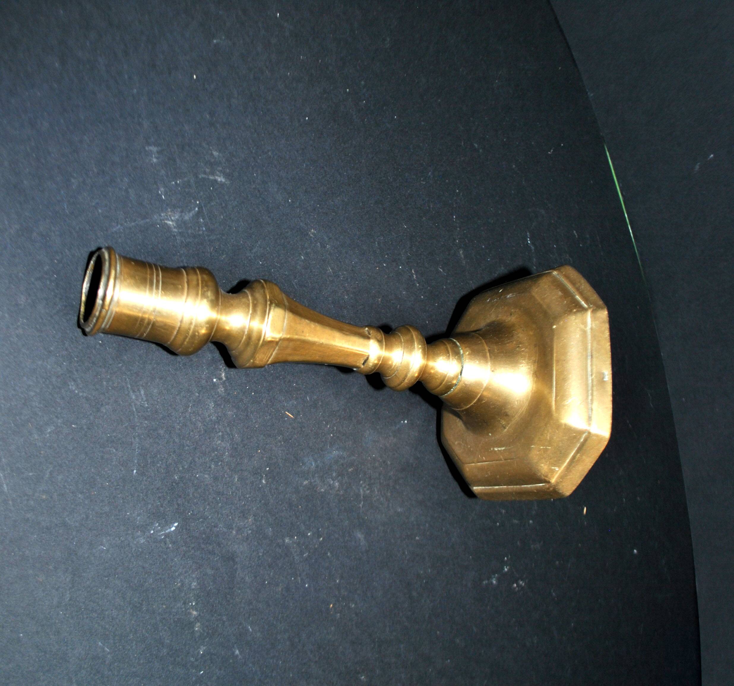 Antique octagonal candlestick in Regency bronze from the 19th century.