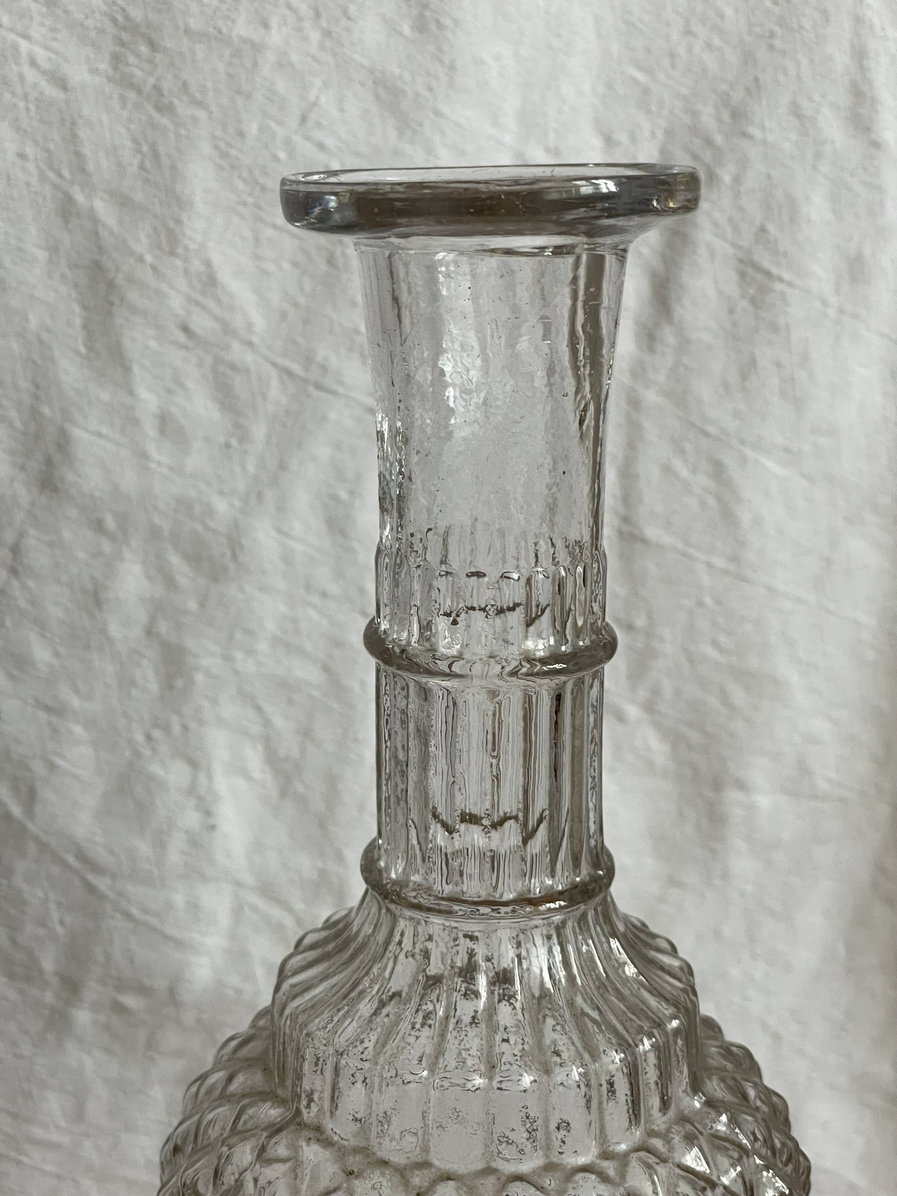 Carafe à vin en verre ciselé  transparent vintage