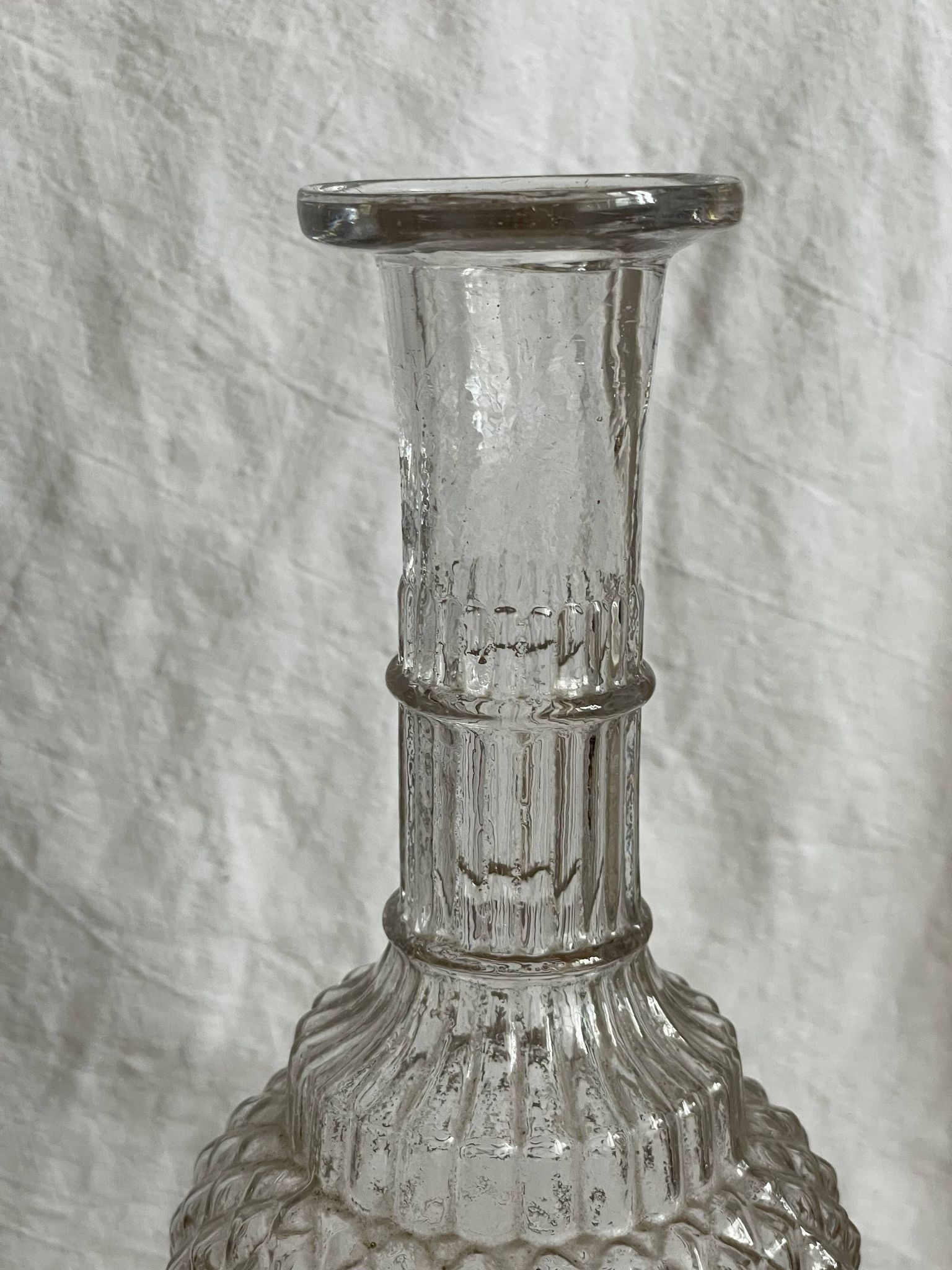 Carafe à vin en verre ciselé  transparent vintage