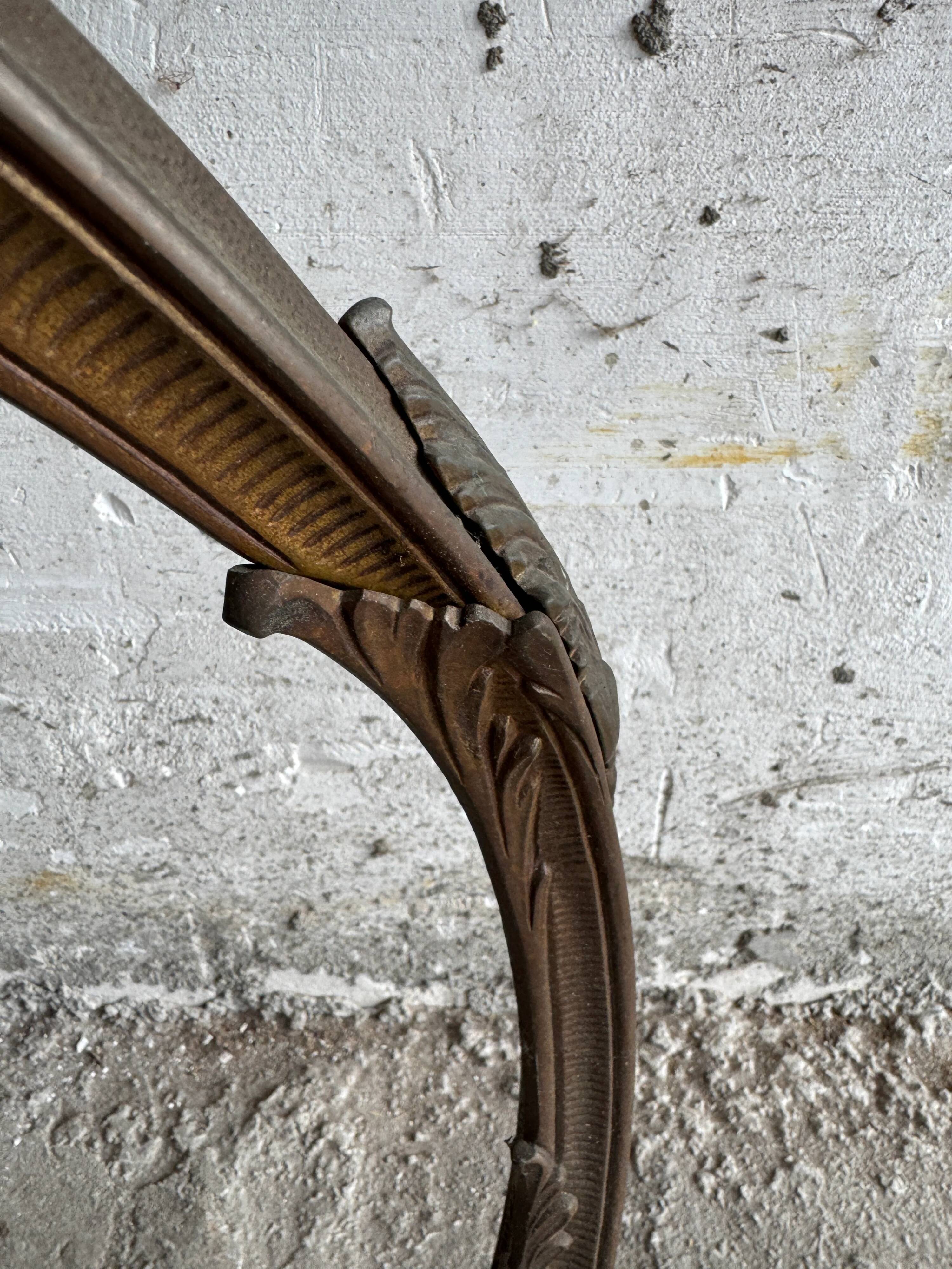 Console victorienne en demi-lune en métal brun avec plateau en marbre blanc veiné