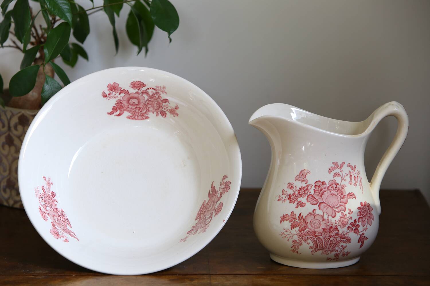 Toilet set (pitcher and basin) in earthenware from the Crown Devon factory