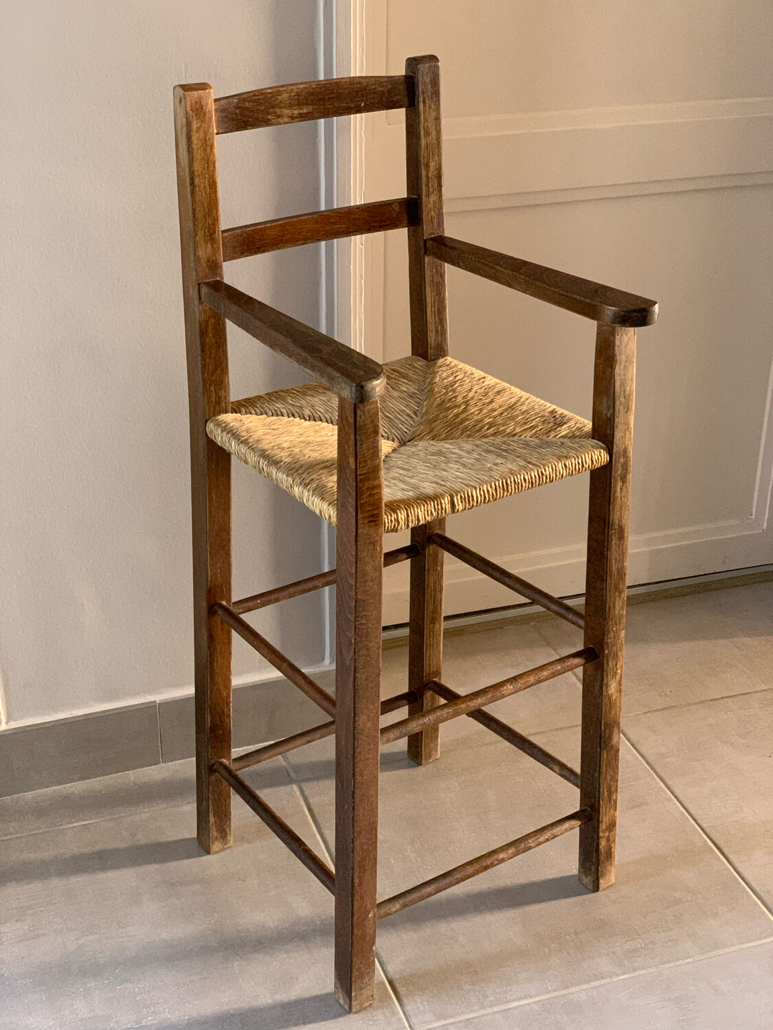 High chair in wood and straw