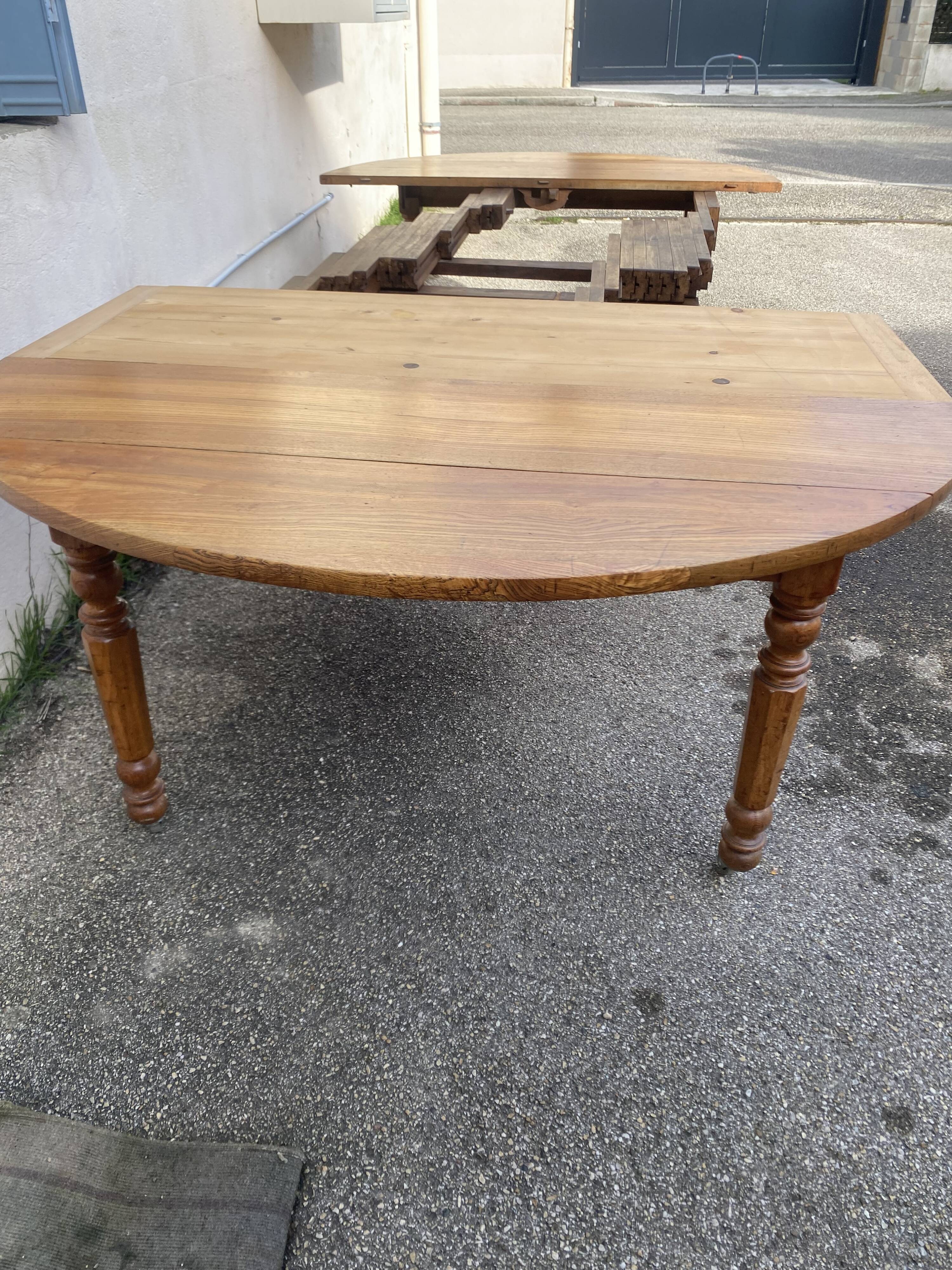 Table à 8 pieds en frêne, avec 6 allonges.