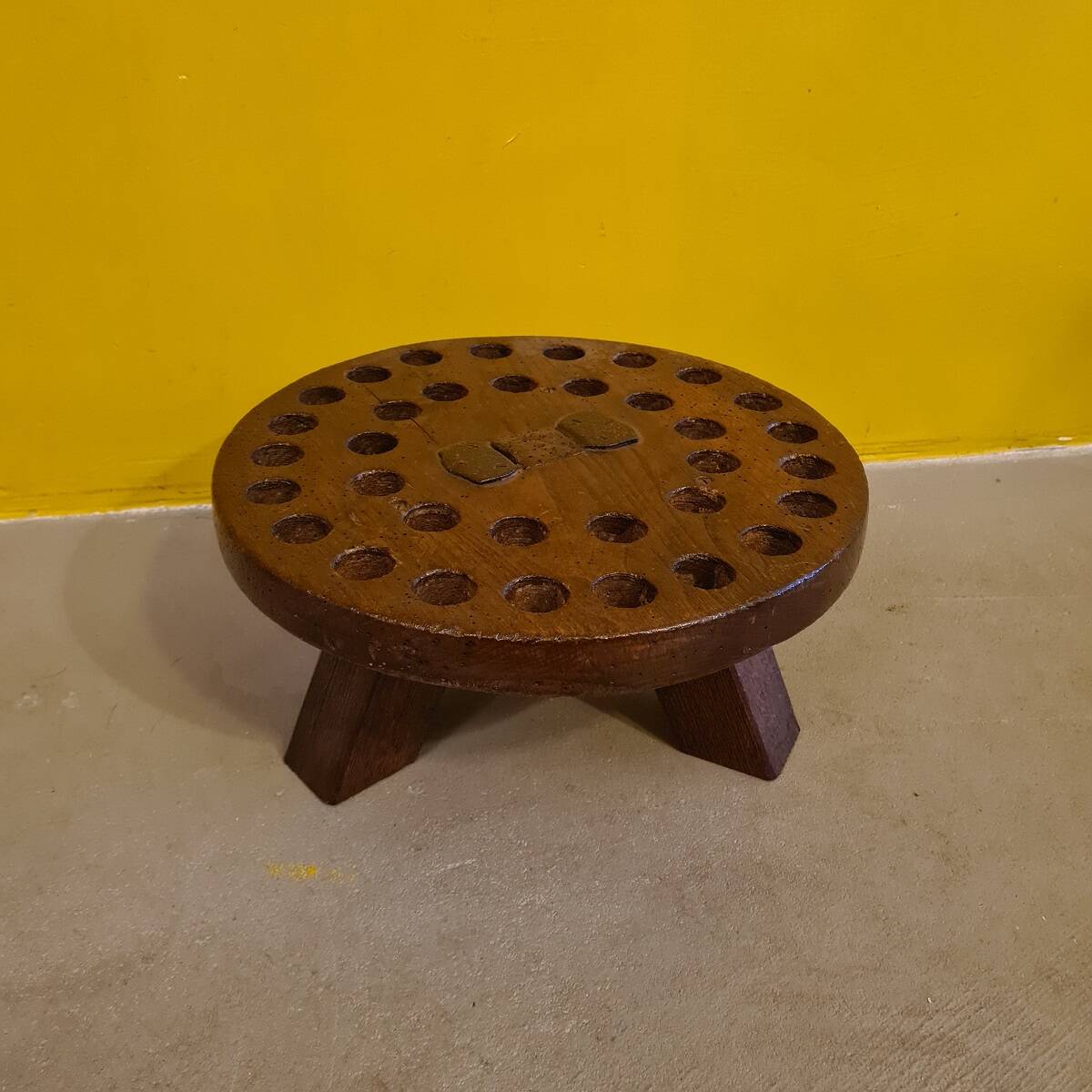 Disque de pilon de baratte transformé en tabouret/support à plantes, XIXe siècle