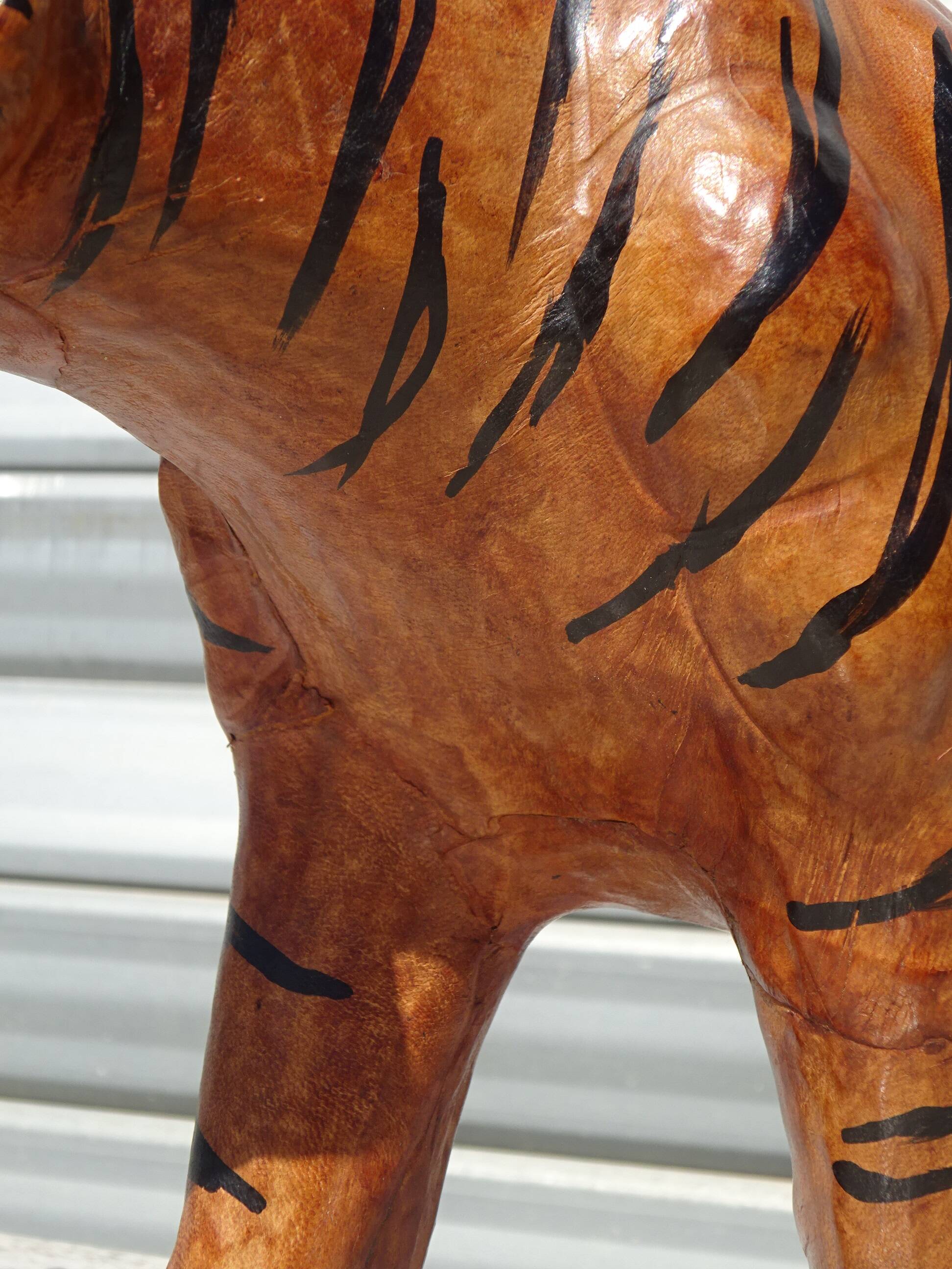 Genuine leather animal, tiger measuring 58 cm.