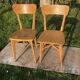 Table ronde et deux chaises
