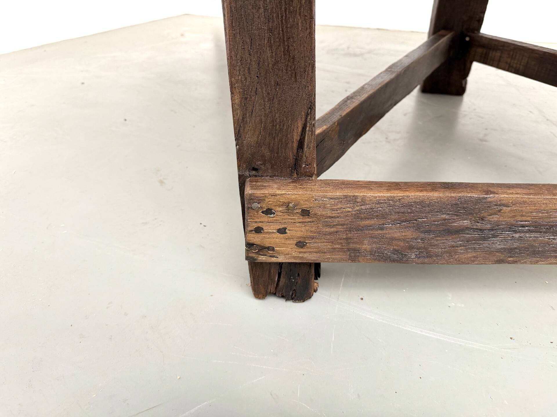 Round table in popular oak, circa 1880.