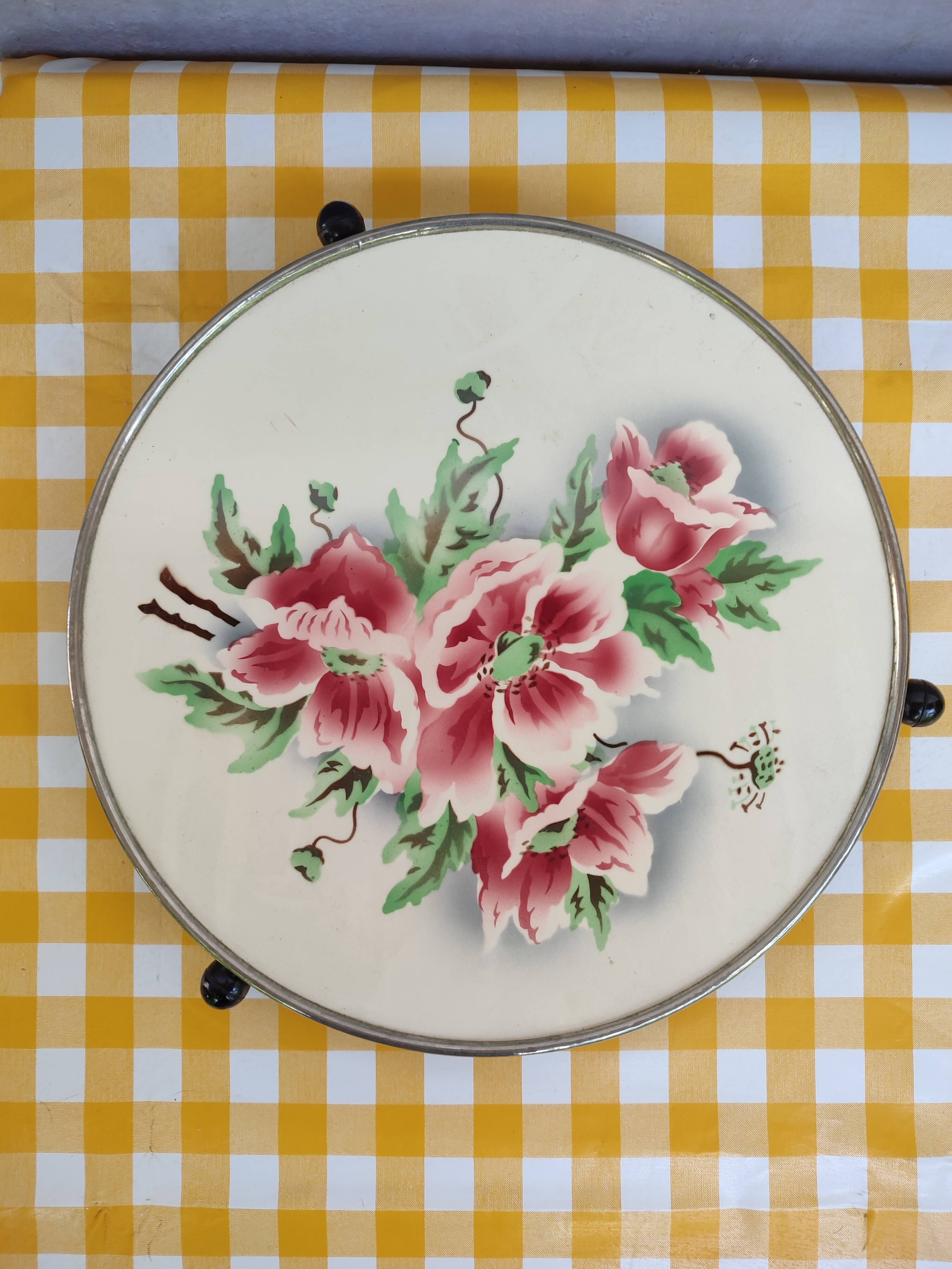 Turntable with earthenware pastry and bakelite floral decoration