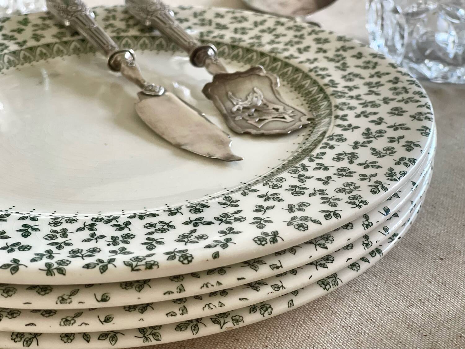 4 English dinner plates.