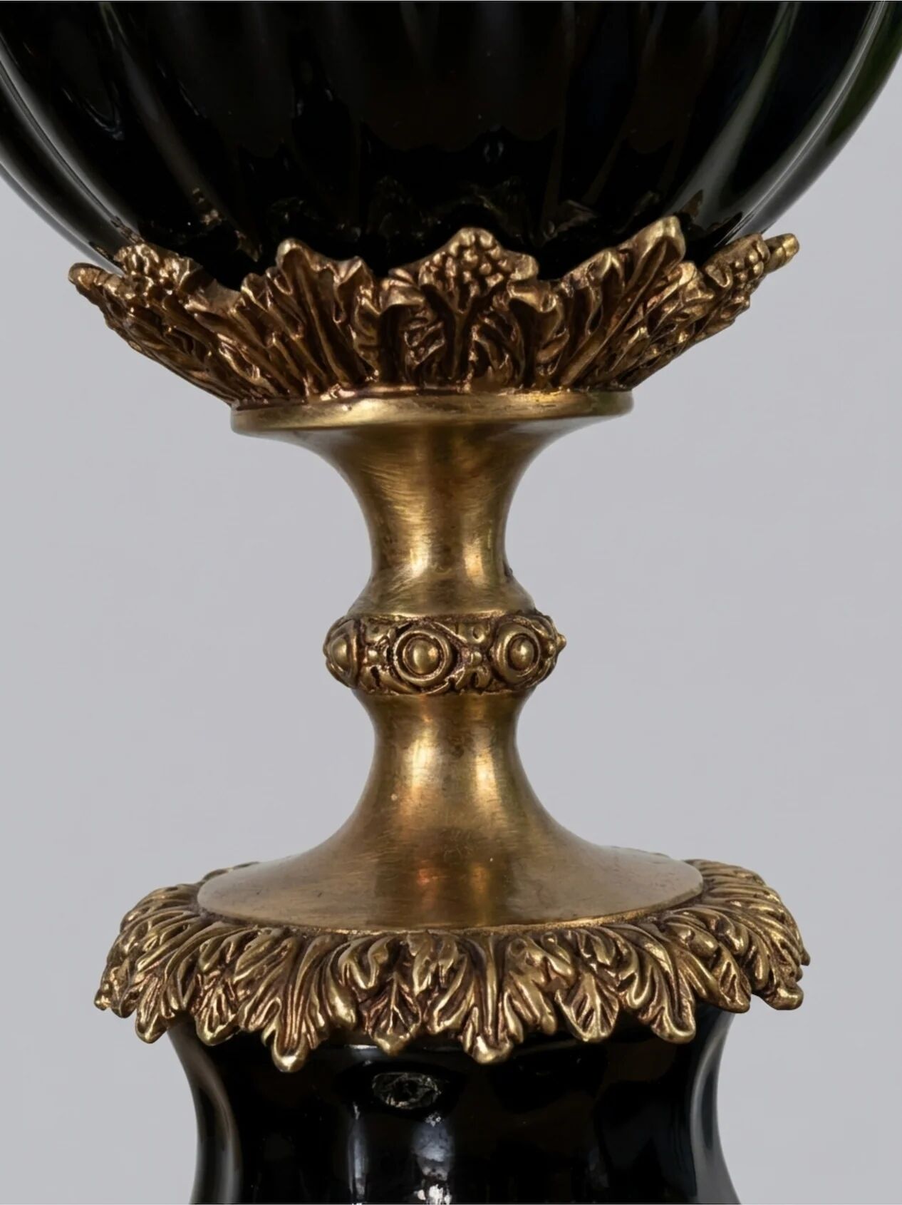 Paire de bougeoirs perroquets en porcelaine et bronze doré – style Louis XVI – 47 cm