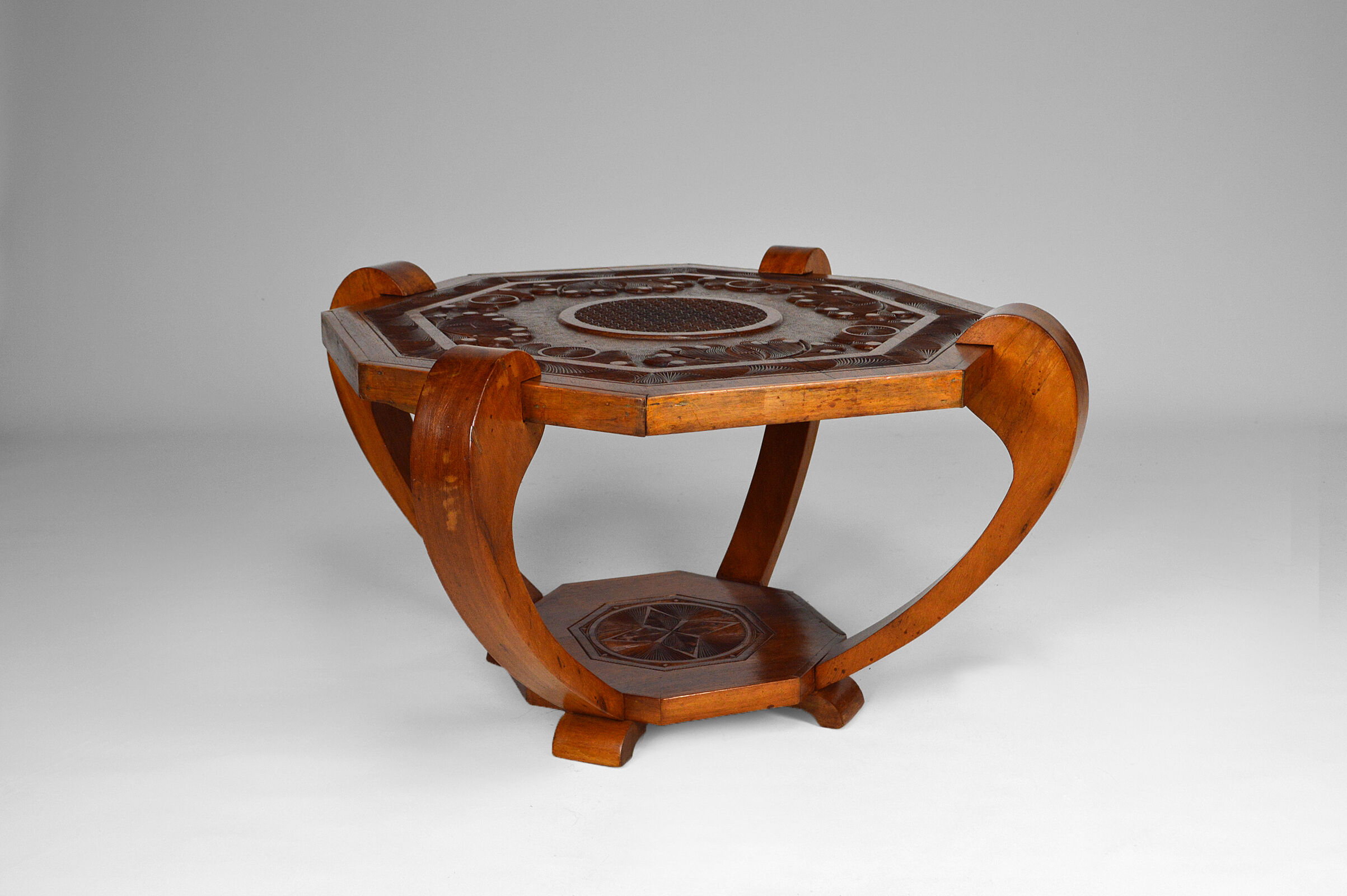 Table basse sculptée Art Déco Colonial vers 1930