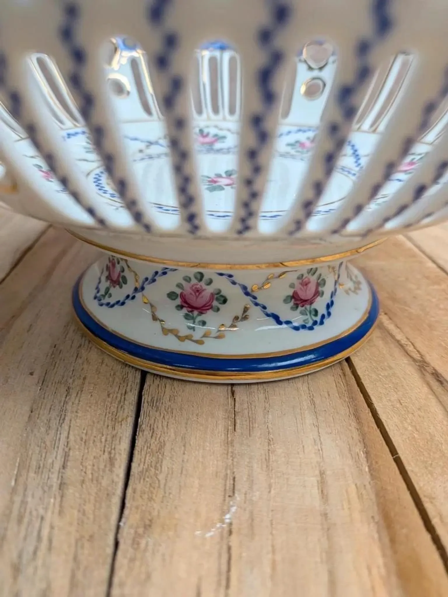 Footed porcelain bowl with openwork – Floral decoration, cobalt blue and gilding