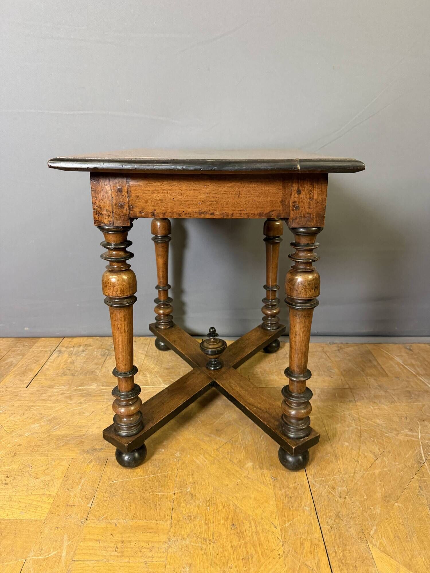 Table Louis XIII