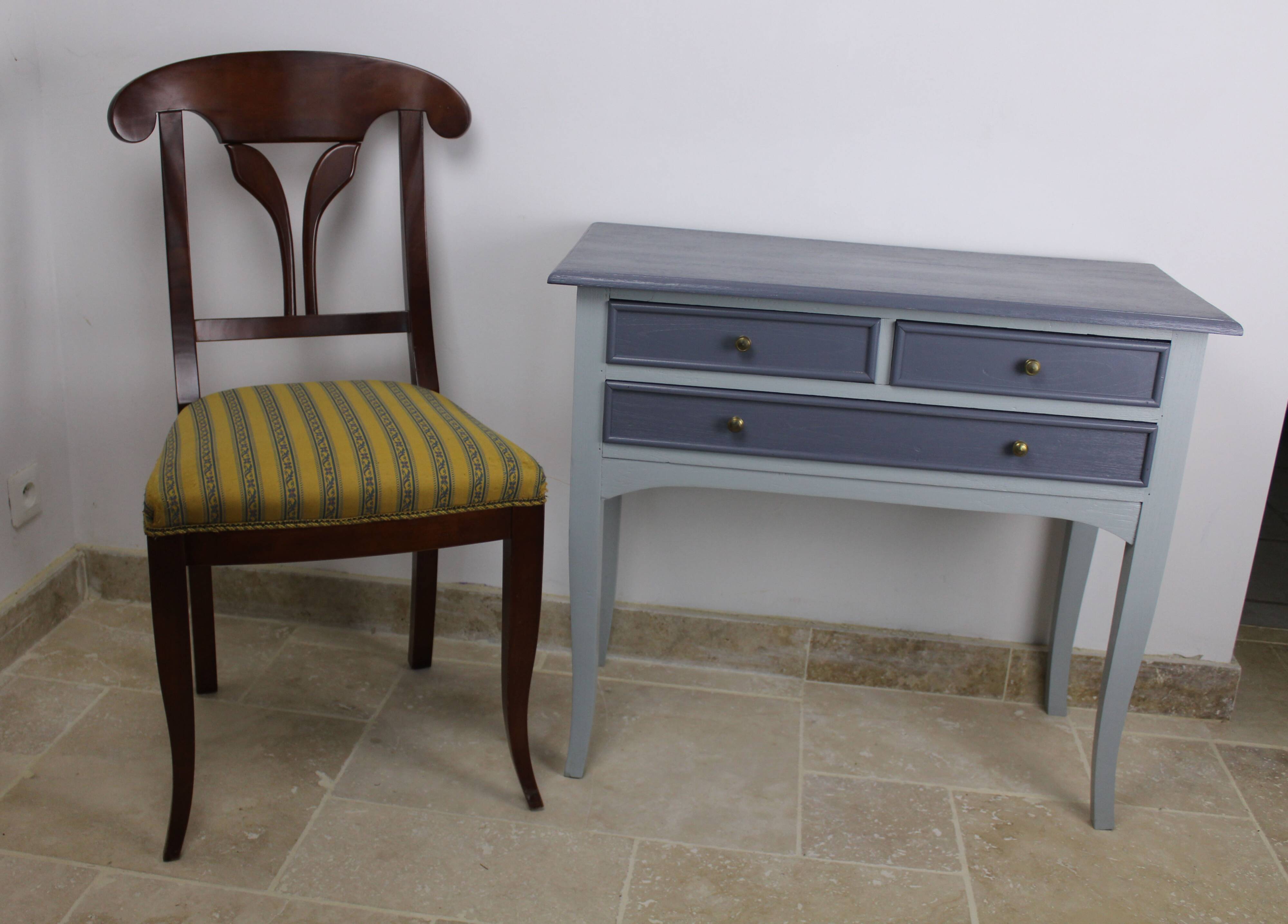 Small console table – ideal at the end of a sofa.