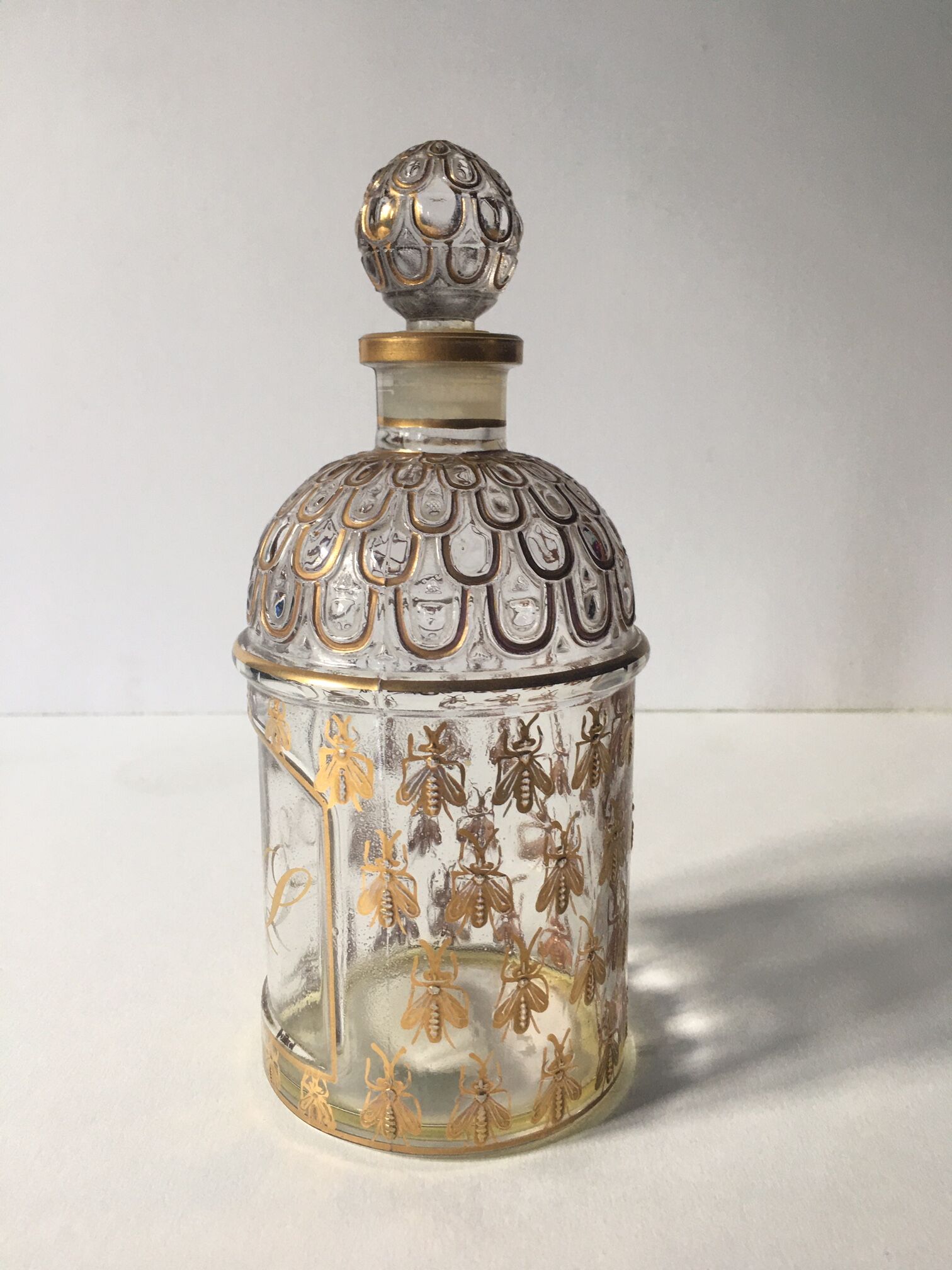 Ensemble de trois bouteilles de parfum Guerlain " Abeilles " avec une bouteille de parfum Lalique