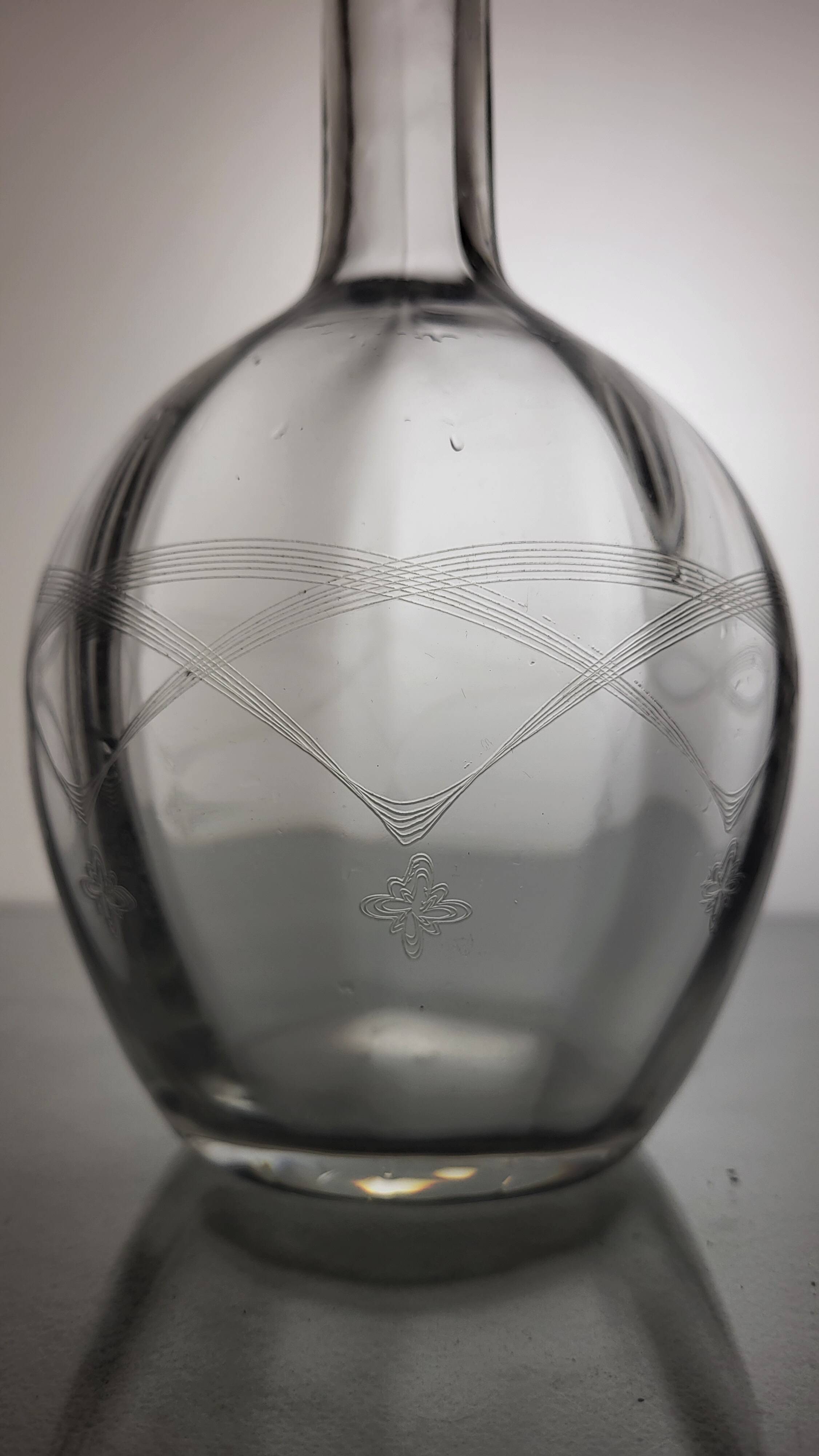 Carafe en verre décor gravé