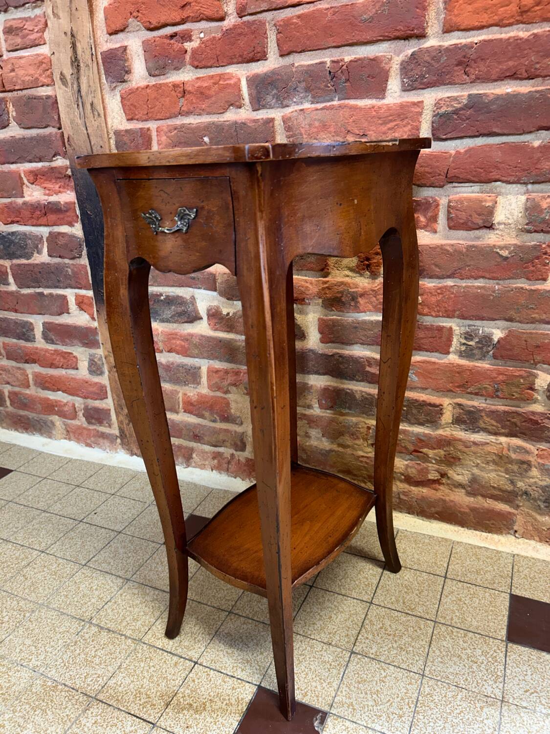Pretty little vintage pedestal side table