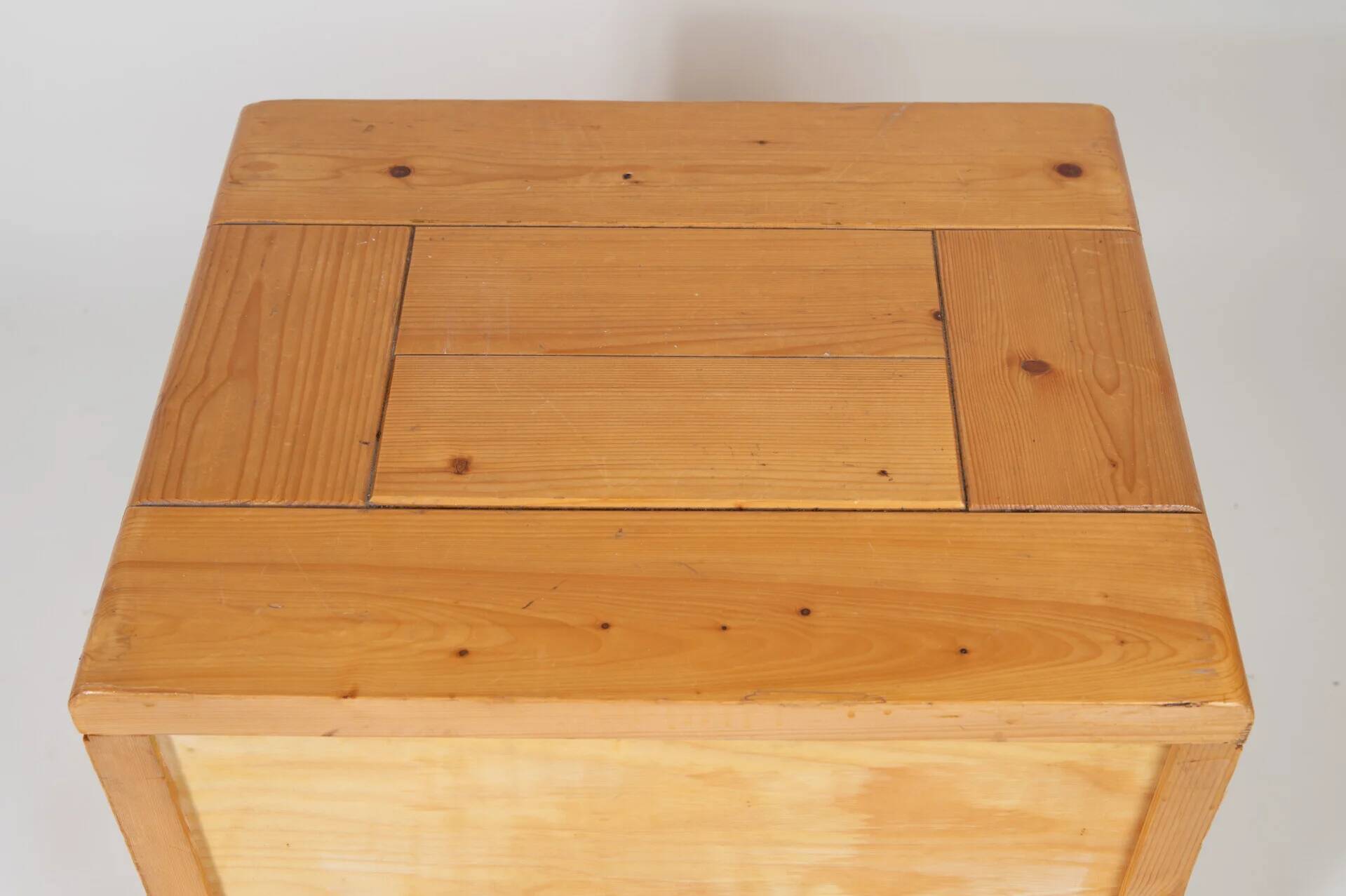 Meuble de rangement, chevet par Charlotte Perriand pour Les Arcs, 1960