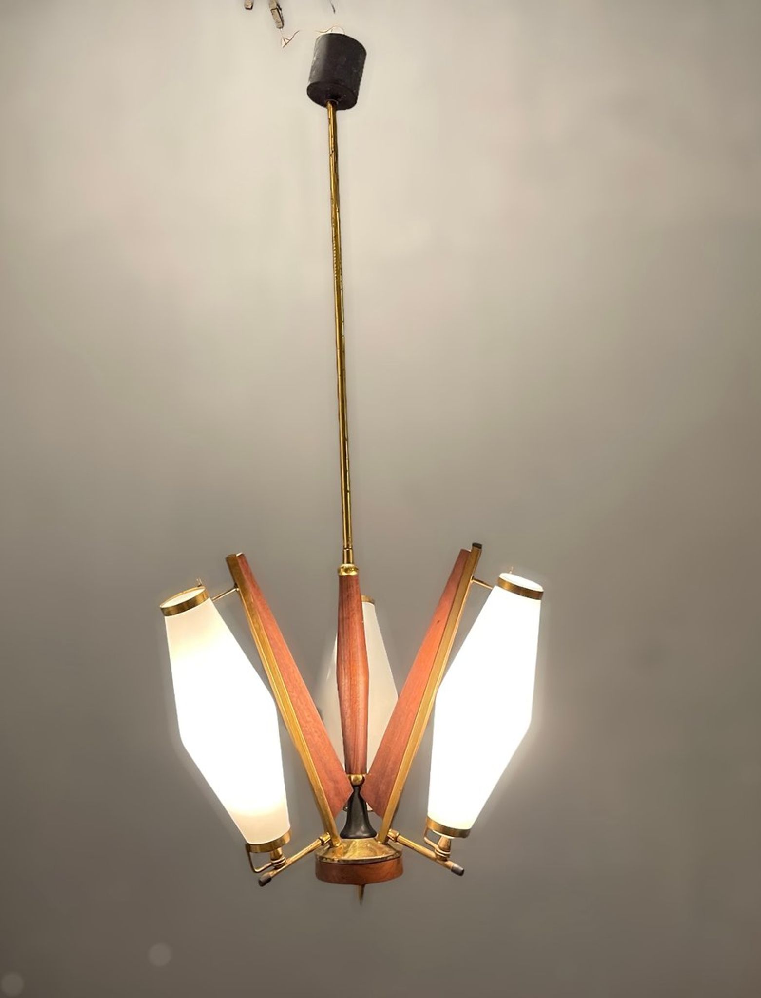 Suspension italien en verre opalin des années 1950