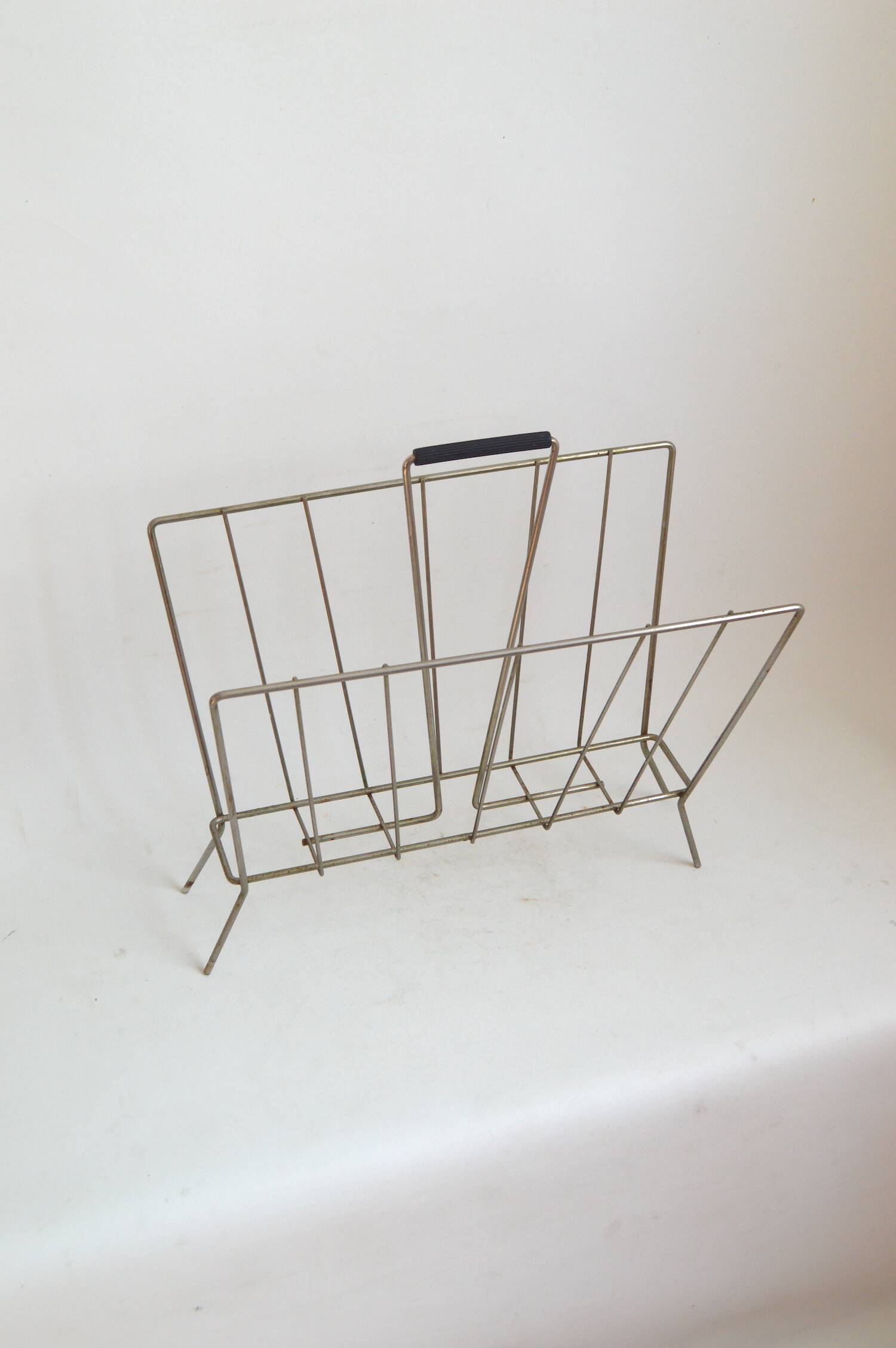 Metal magazine rack