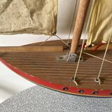 Voilier de bassin "modèle 501" navigable en bois, jouet ancien de la fameuse marque française Tirot