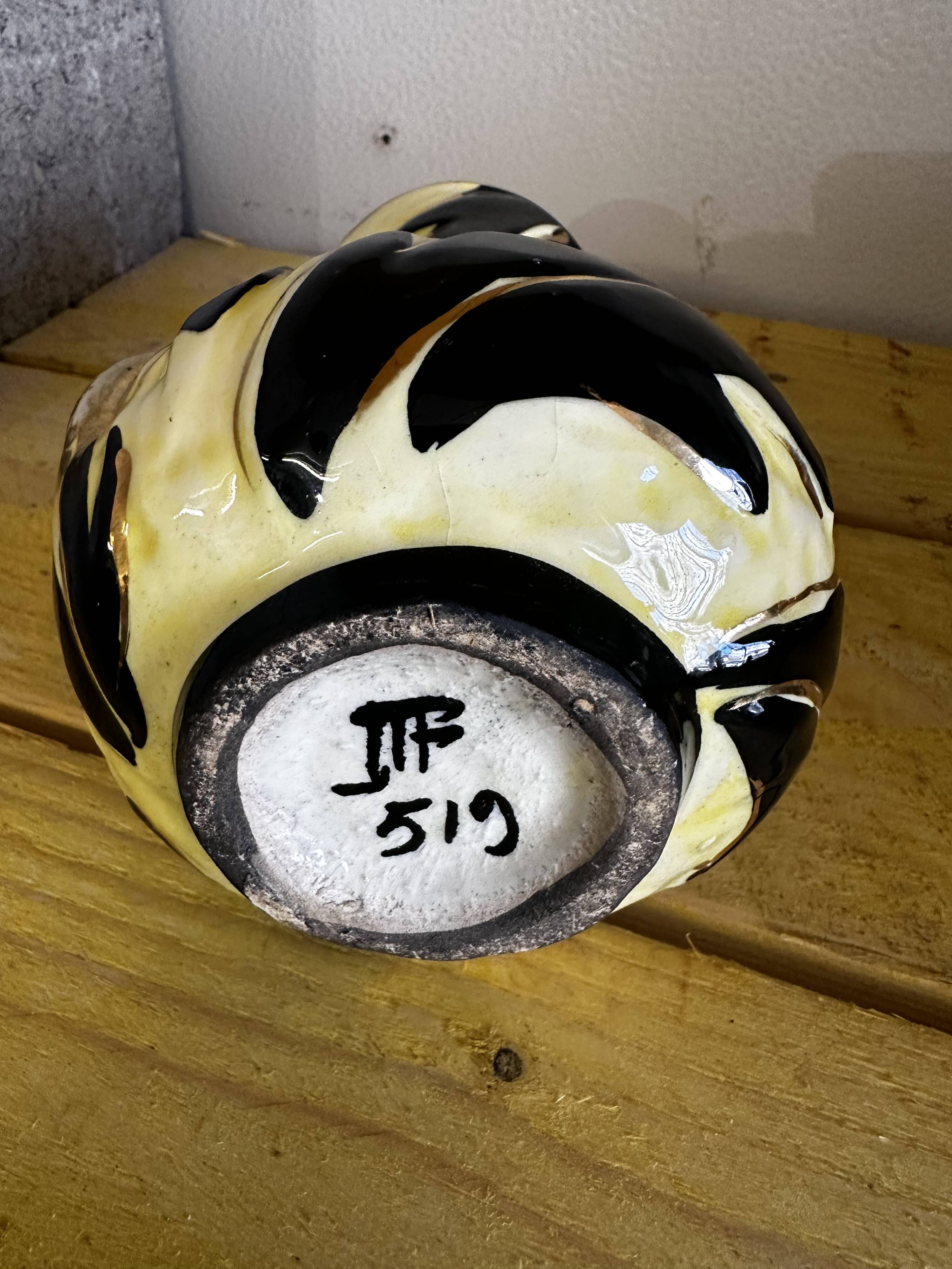 Vase en céramique jaune et noire à décor de feuilles, Vallauris signé JTF numéroté 519