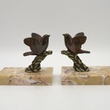 Paire de serre-livres Art déco français en étain représentant des oiseaux perchés sur une branche, socle en marbre