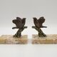 Paire de serre-livres Art déco français en étain représentant des oiseaux perchés sur une branche, socle en marbre