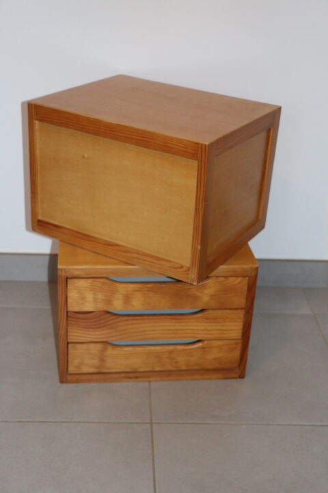2 pine veneer bedside tables