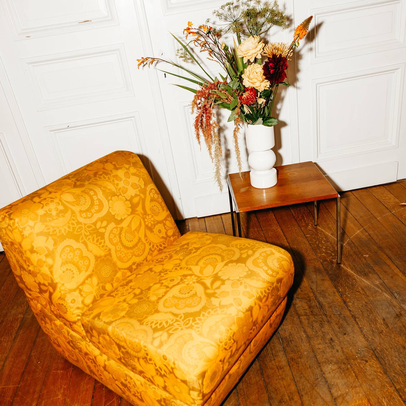 Chauffeuse convertible en tissu floral, circa 1970