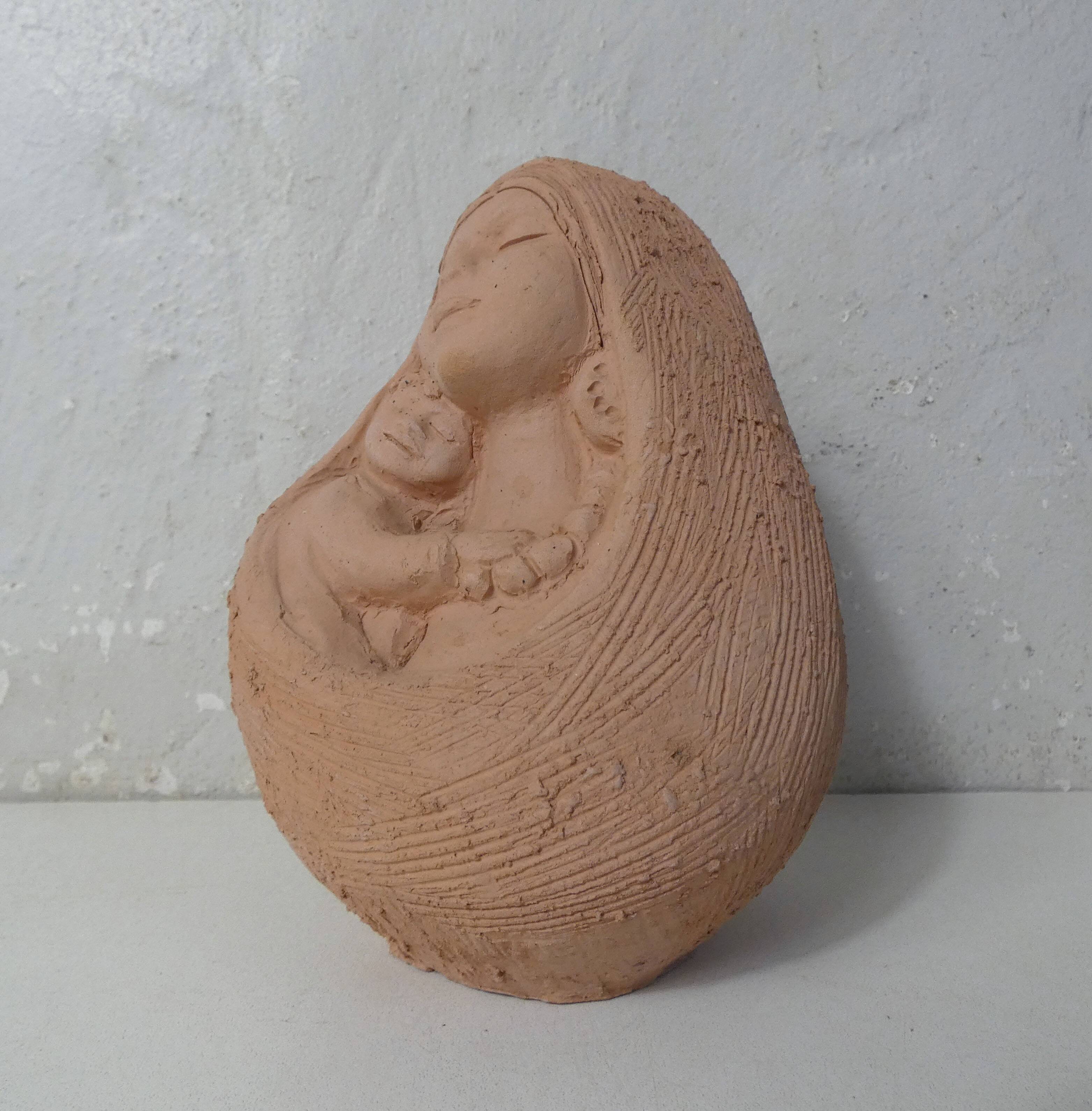 Sculpture mère à l'enfant en terre cuite