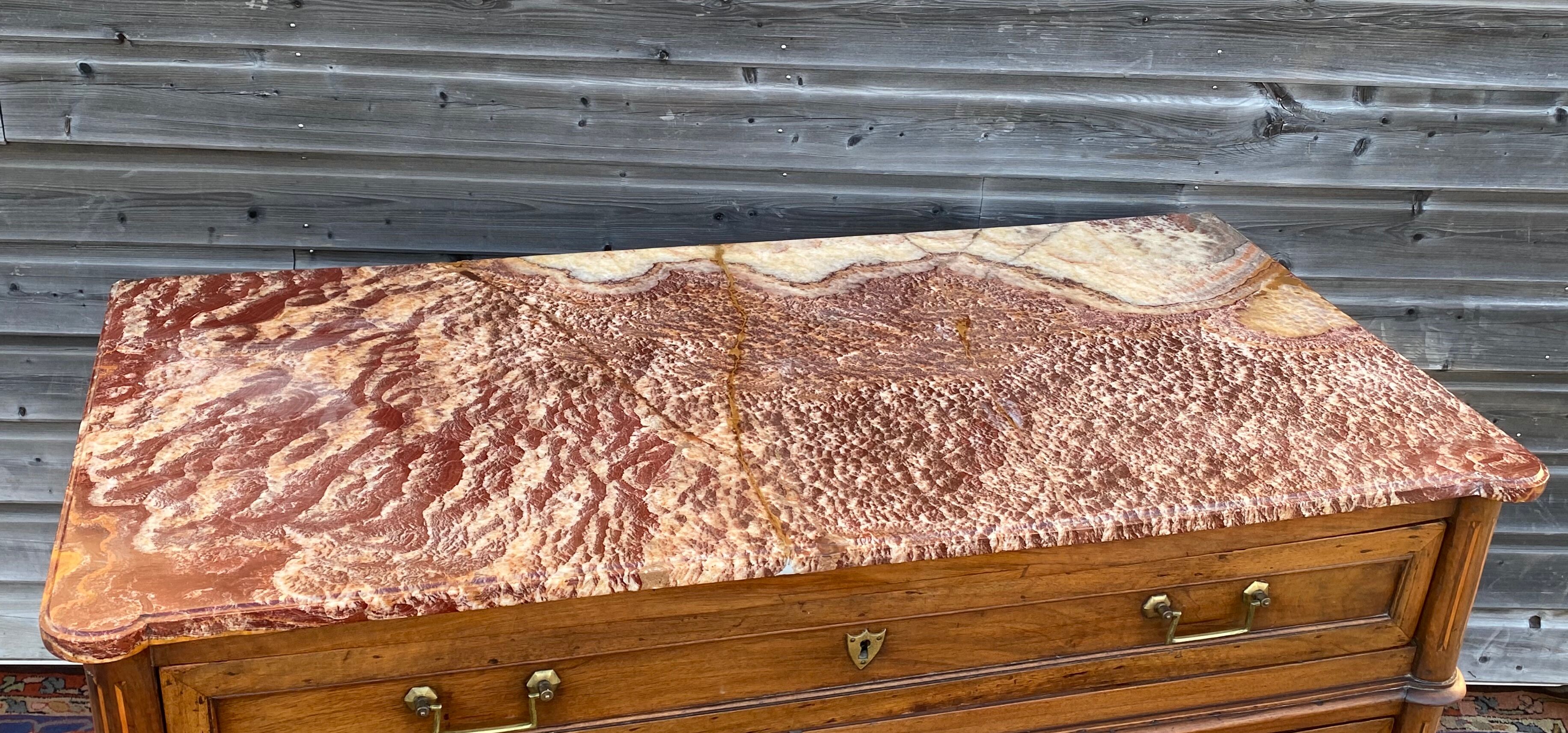 Chest of drawers In Walnut From the 18th century Louis XVII